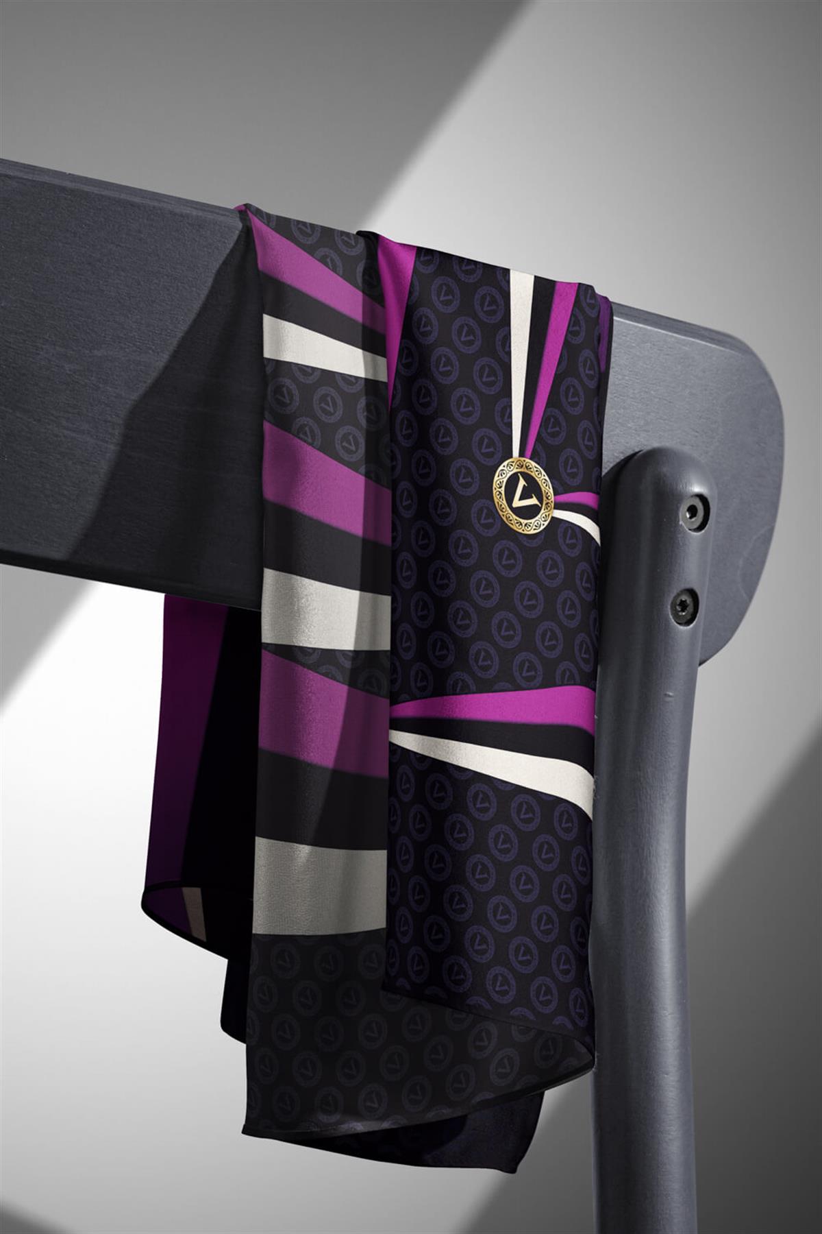 %100 Twill İpek Monogram Ve Geometrik Desenli Siyah - Mürdüm Renkli 90x90 Eşarp Dikim Şekli : El Dikişi