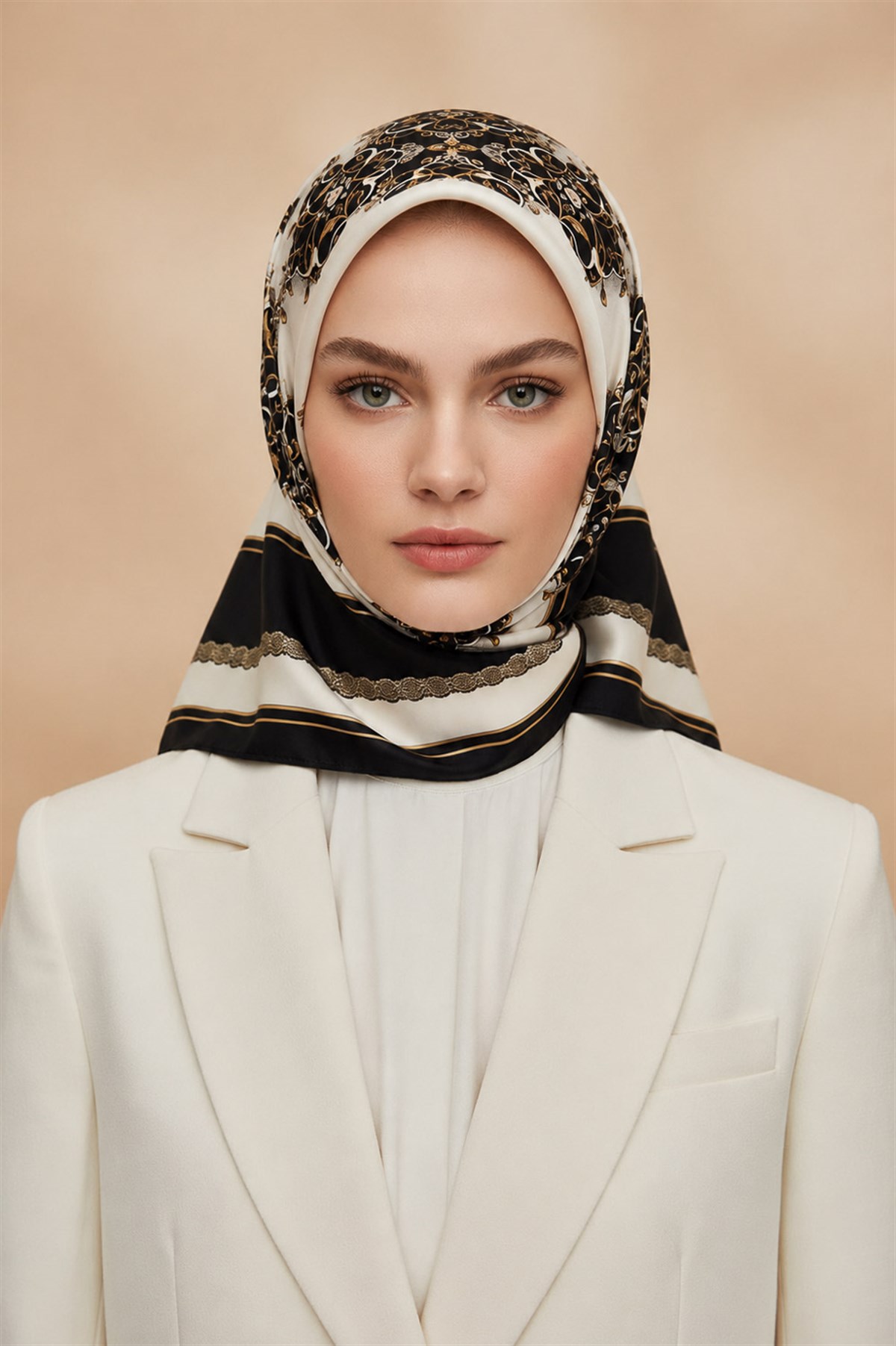 % 57 İPEK % 43 VİSKON Twill İpek Barok Desenli Siyah - Krem Renkli 90x90 Eşarp Dikim Şekli : El Dikişi