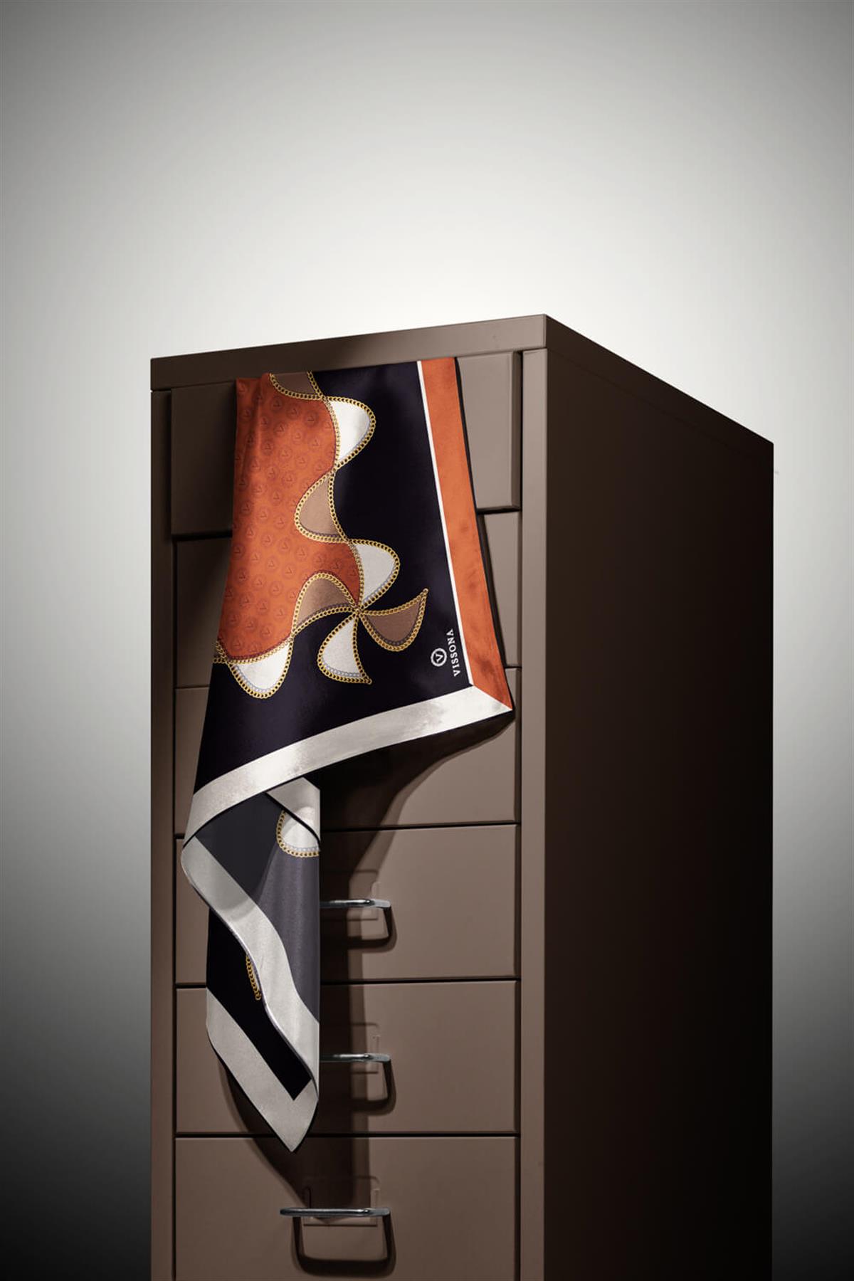 %100 Twill İpek Zincirli Ve Monogram Desenli Taba - Siyah Renkli 90x90 Eşarp Dikim Şekli : El Dikişi