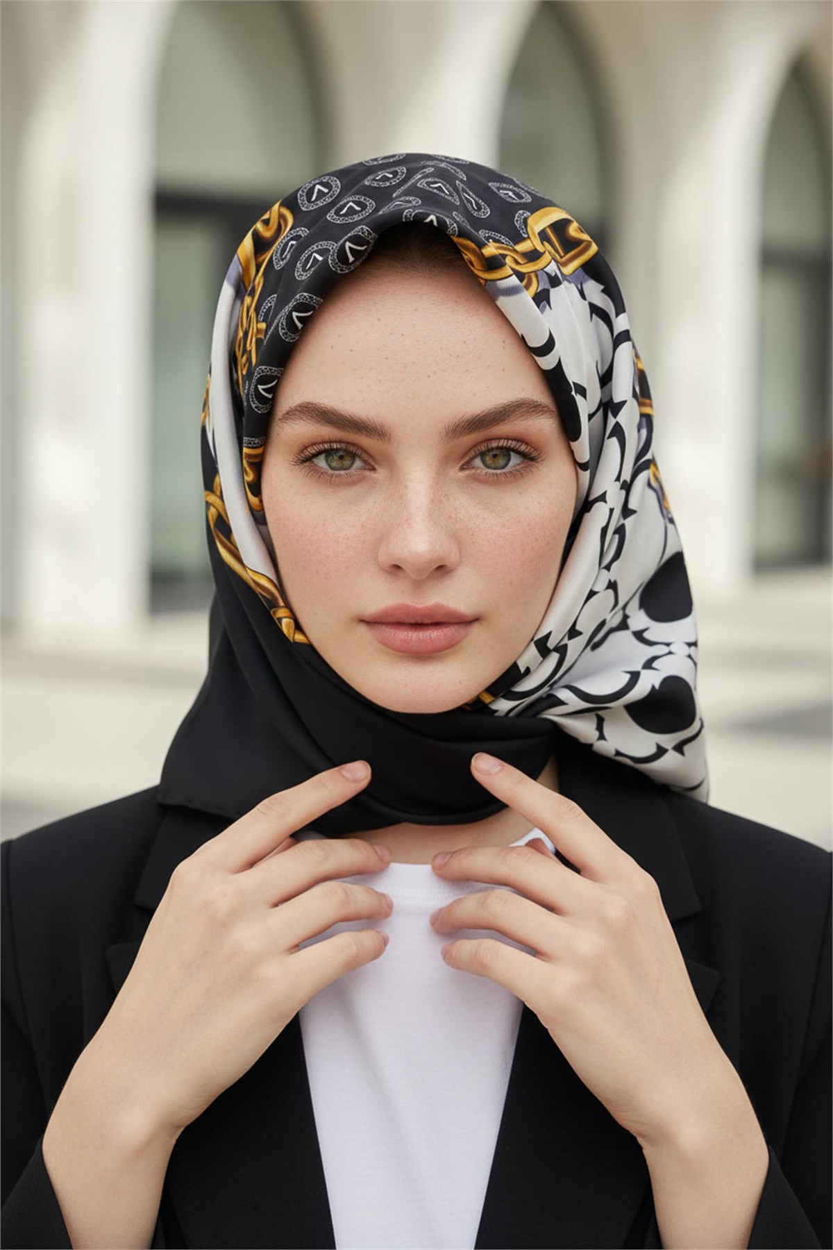 %100 Twill İpek Monogram Ve Zincir Desenli Siyah - Beyaz Renkli 90x90 Eşarp Dikim Şekli : El Dikişi