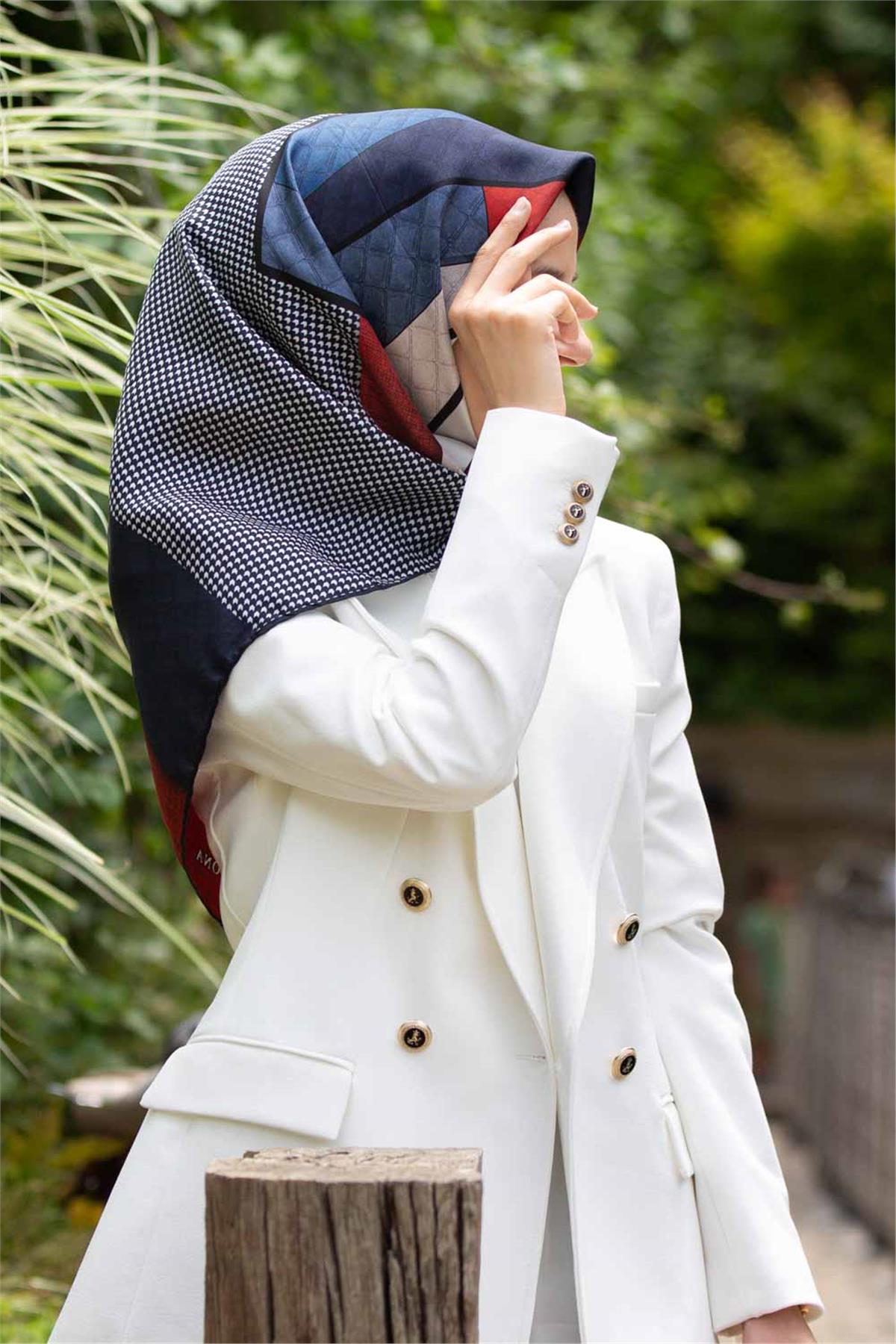 %100 Twill İpek Kazayaklı Ve Geometrik Desenli Kırmızı - İndigo Renkli 90x90 Eşarp Dikim Şekli : El Dikişi