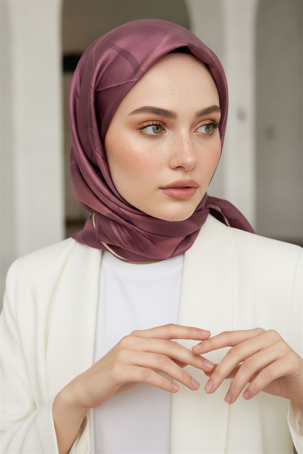 % 57 İPEK % 43 VİSKON Twill İpek Çiçek Desenli Gül Kurusu Renkli 90x90 Dikim Şekli : El Dikişi Eşarp