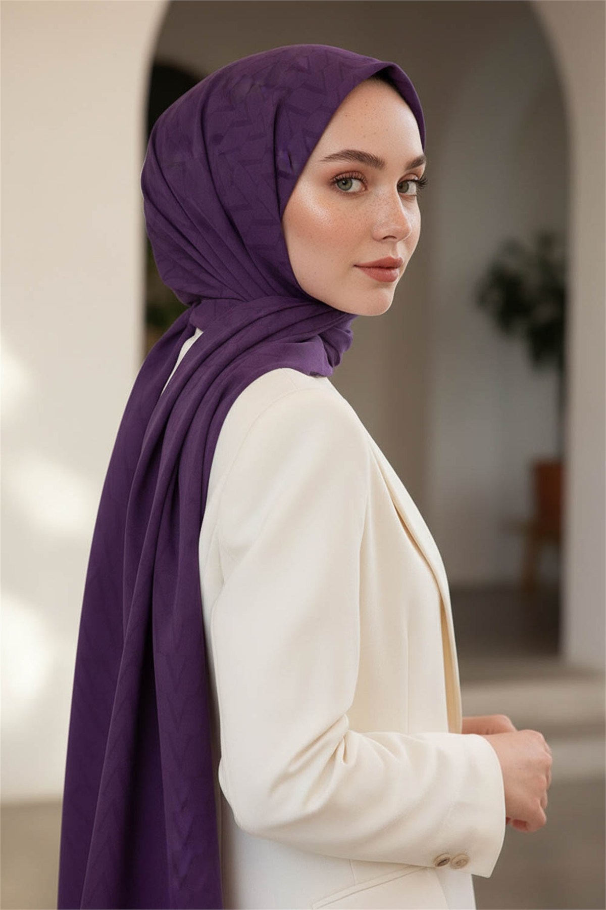 KREP DEGRADELİ MONOGRAM DESENLİ LİLA RENKLİ 75X195 KIRIŞMAZ ŞAL