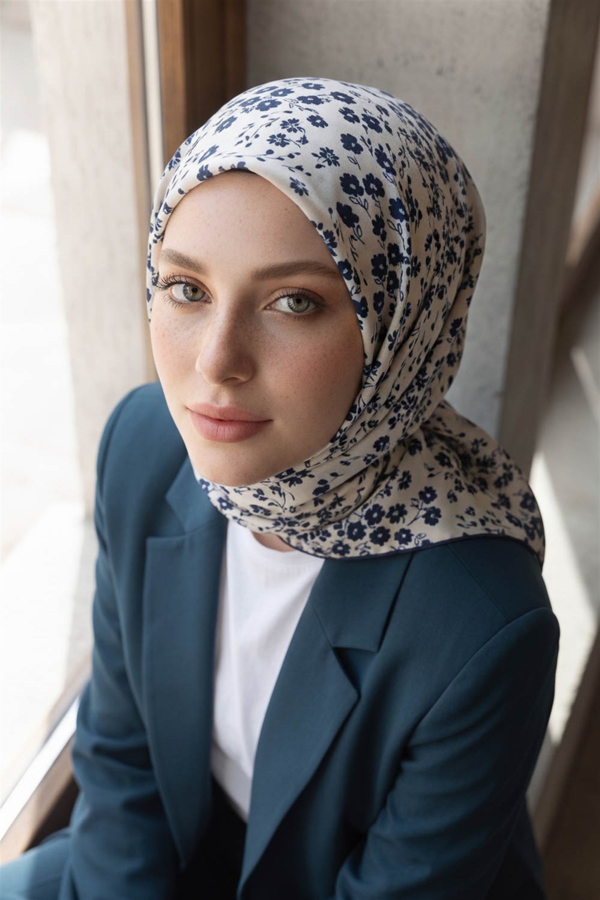 %100 Twill İpek Çıtır Çiçek Desenli Krem - Lacivert Renkli 90x90 Eşarp Dikim Şekli : El Dikişi