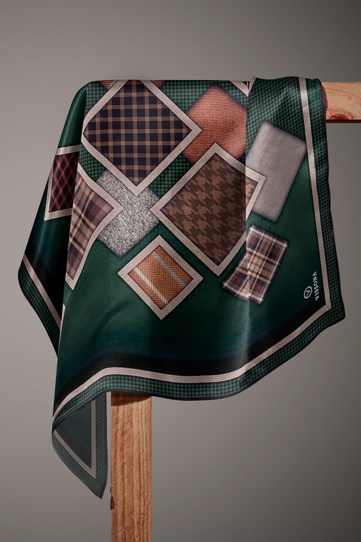 %100 Twill İpek Kazakayaklı Ve Ekose Desenli Zümrüt Yeşili - Siyah Renkli 90x90 Eşarp Dikim Şekli : El Dikişi
