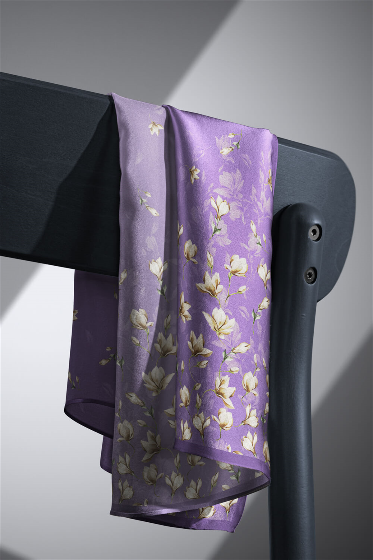 % 57 İPEK % 43 VİSKON Twill İpek Çiçek Desenli Lila Renkli 90x90 Eşarp Dikim Şekli : El Dikişi