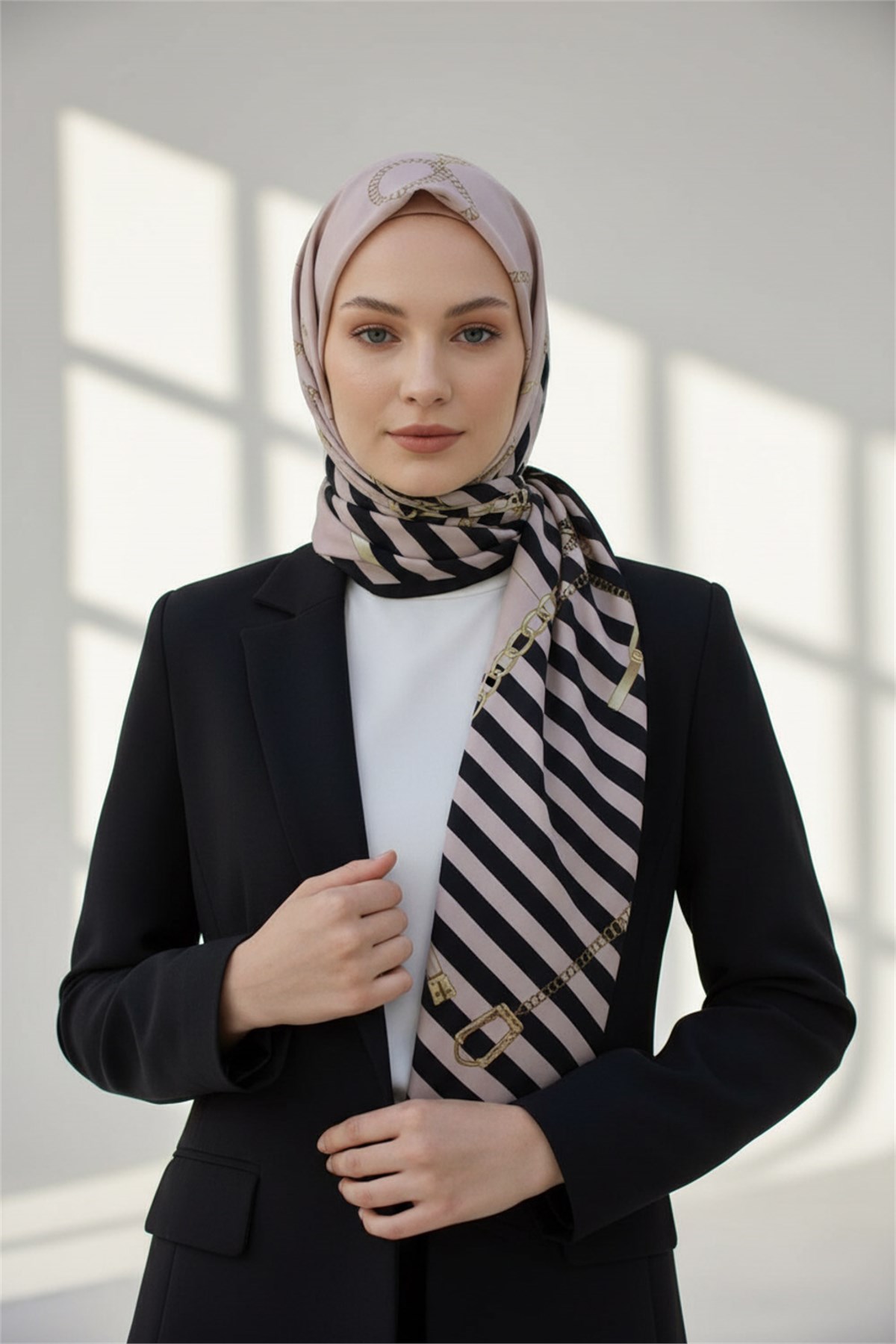 KREP ÇİZGİLİ DESENLİ VİZON - SİYAH RENKLİ 75X195 KIRIŞMAZ ŞAL