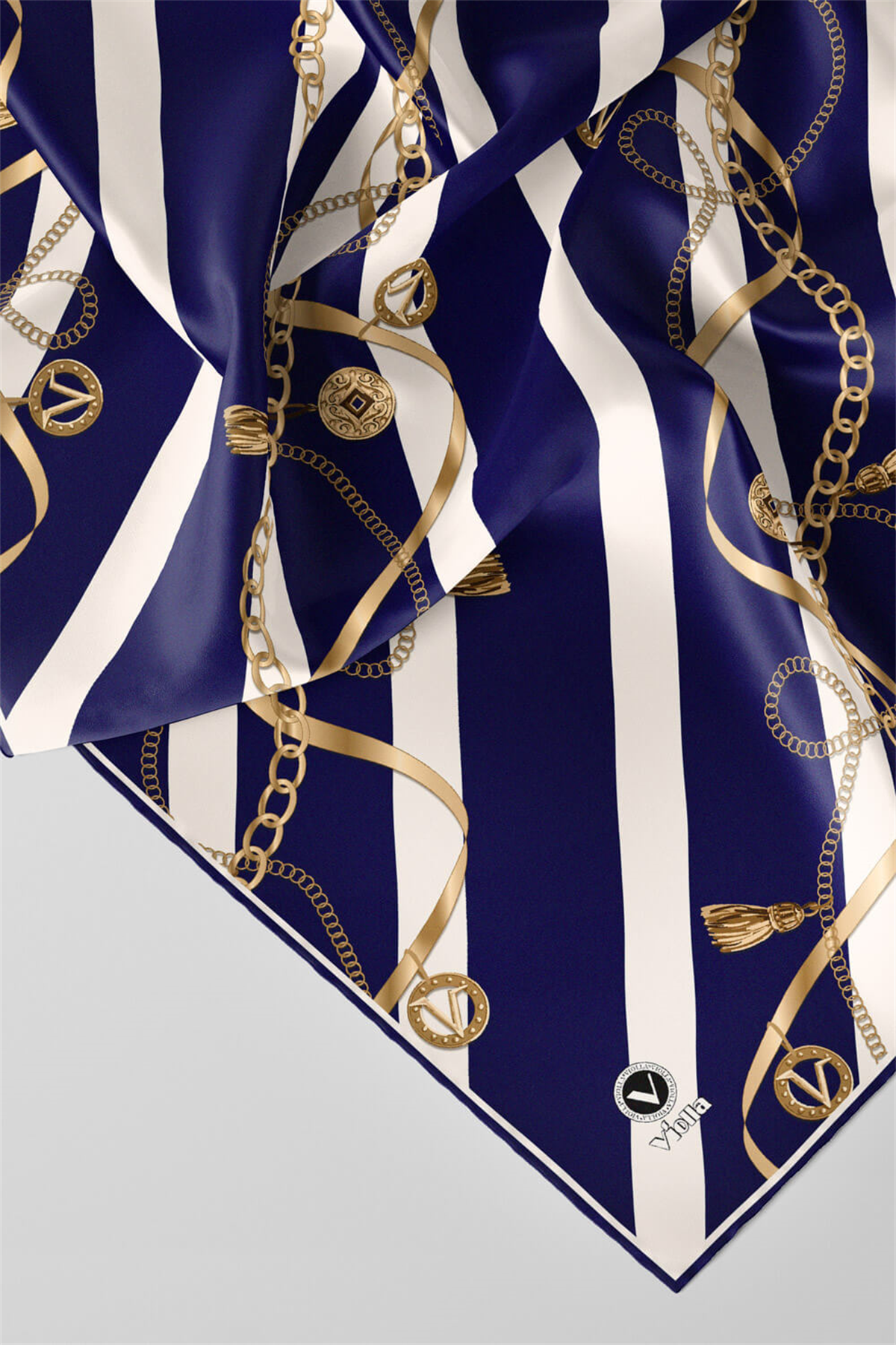 Twill Çizgili Kemer ve Zinci Desenli Krem Renkli 90x90 Eşarp (İpek İçermez) Kenar Dikiş Şekli El Dikişli