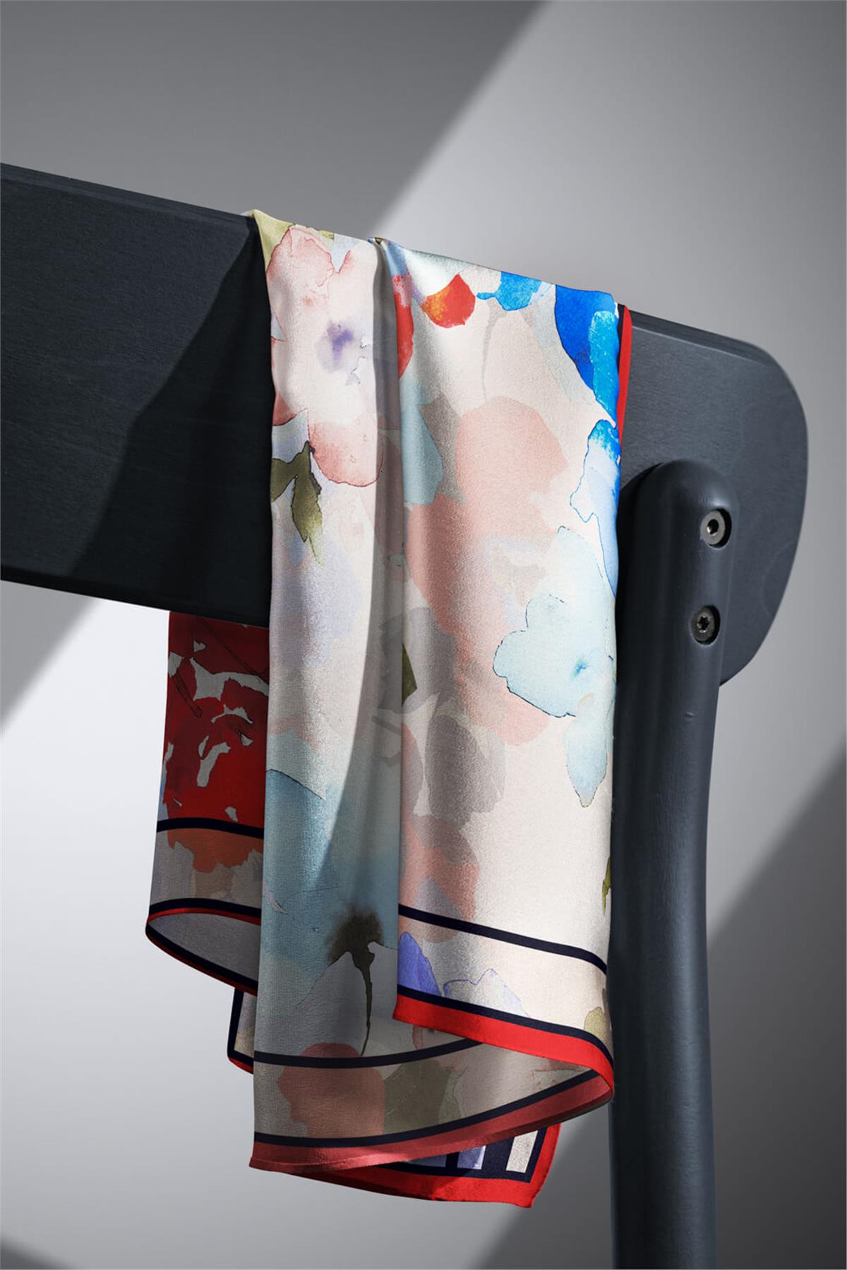 % 57 İPEK % 43 VİSKON Twill İpek Sulu Boyalı Çiçek Desenli Kırmızı - Bebe Mavisi Renkli 90x90 Eşarp Dikim Şekli : El Dikişi