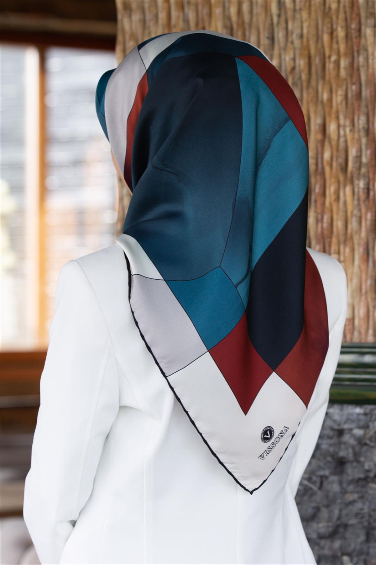 %100 Twill İpek Geometrik Desenli Taba - Petrol Mavisi Renkli 90x90 Eşarp Dikim Şekli : El Dikişi