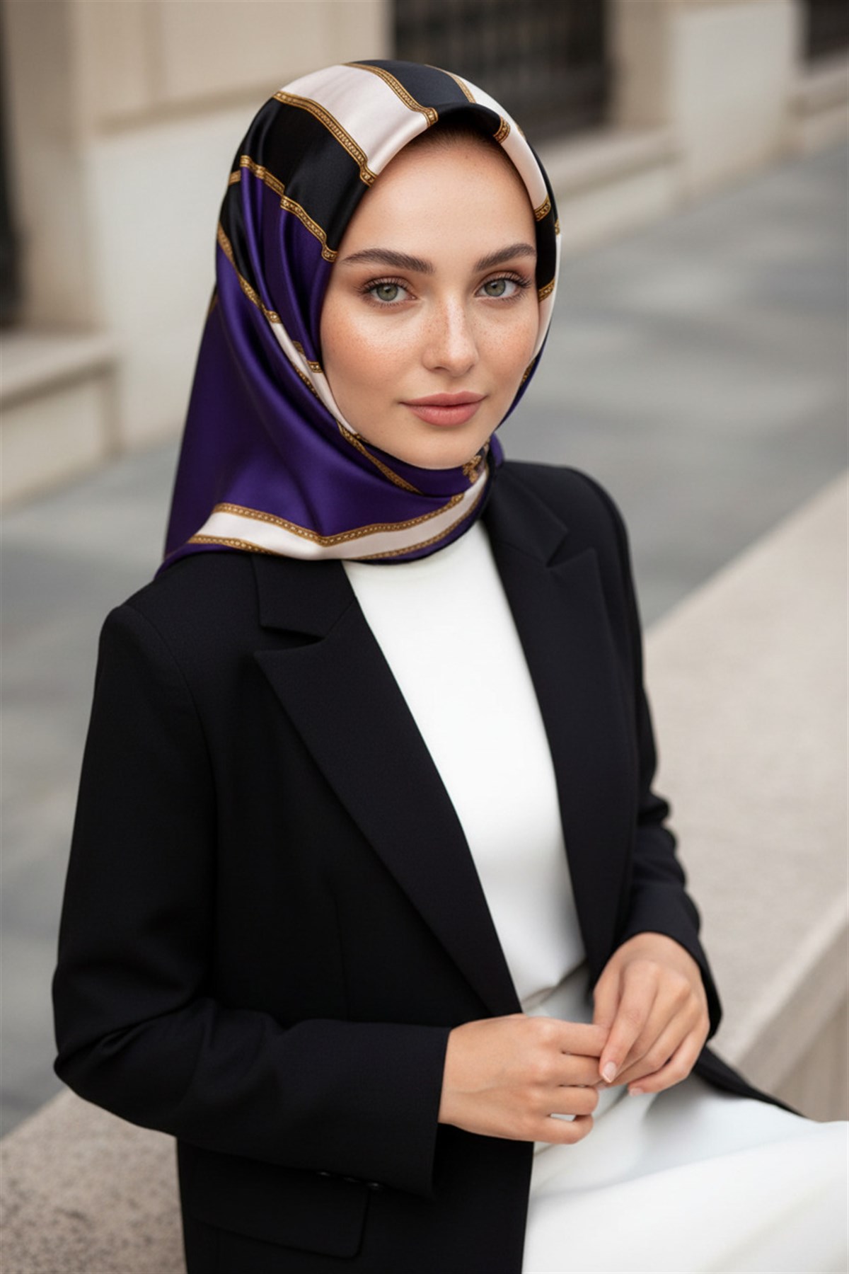 %100 Twill İpek Barok Ve Şerit Desenli Mor - Siyah Renkli 90x90 Eşarp Dikim Şekli : El Dikişi