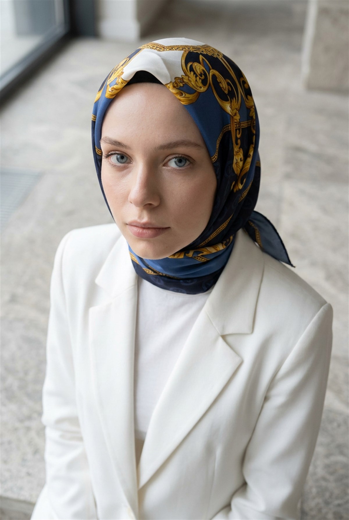 %100 Twill İpek Monogram Ve Barok Desenli Lacivert - İndigo  Renkli 90x90 Eşarp Dikim Şekli : El Dikişi