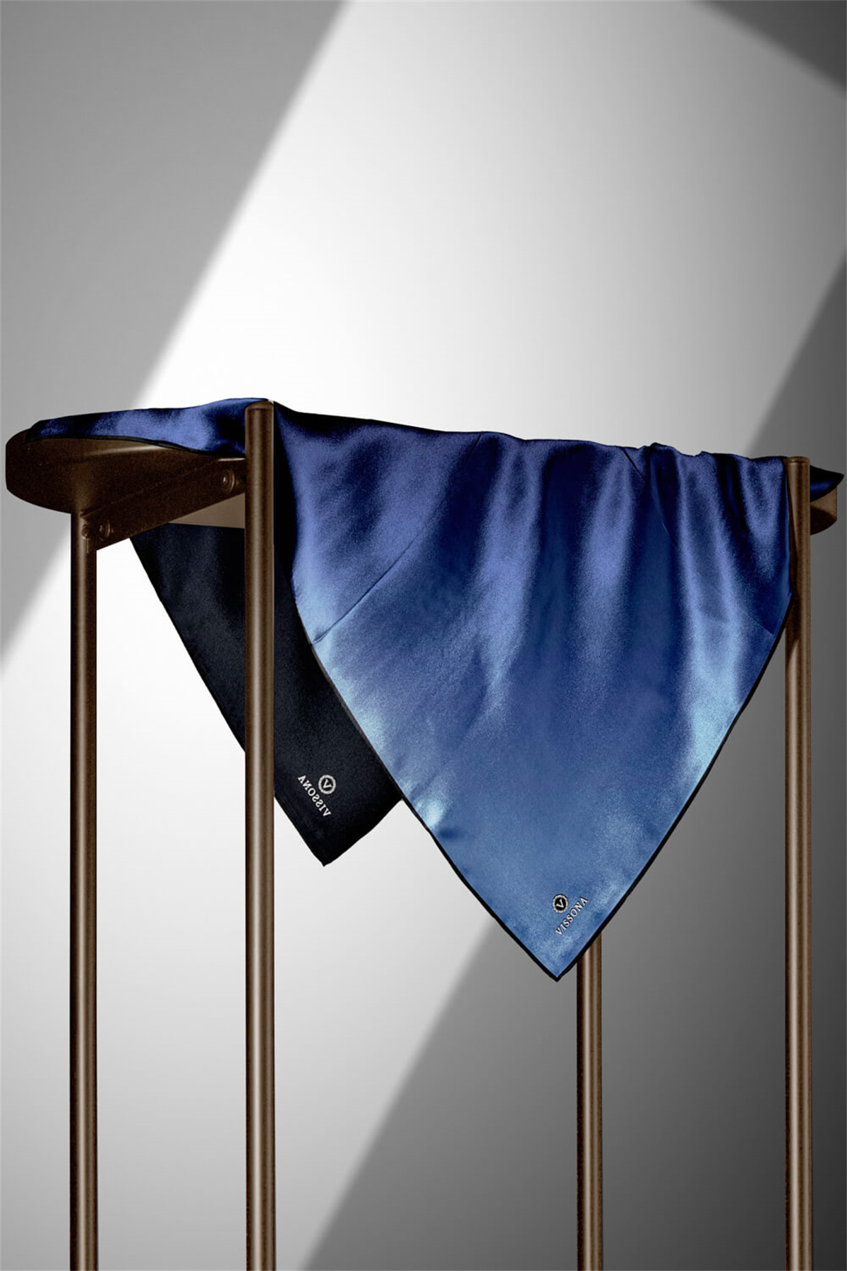 % 57 İPEK % 43 VİSKON Twill İpek Degrade Desenli Buz Mavisi Renkli 90x90 Eşarp Dikim Şekli : El Dikişi