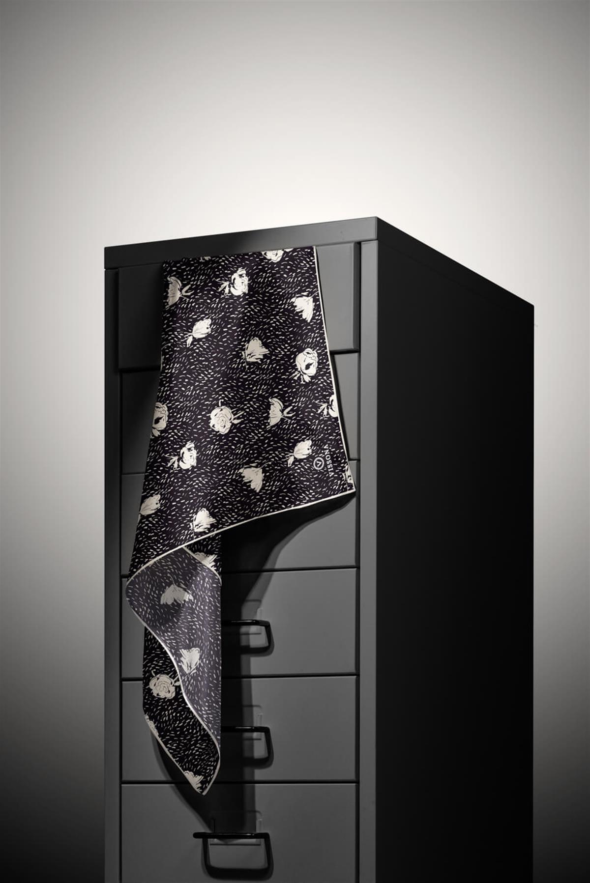 %100 Twill İpek Çıtır Çiçek Desenli Siyah - Krem Renkli 90x90 Eşarp Dikim Şekli : El Dikişi