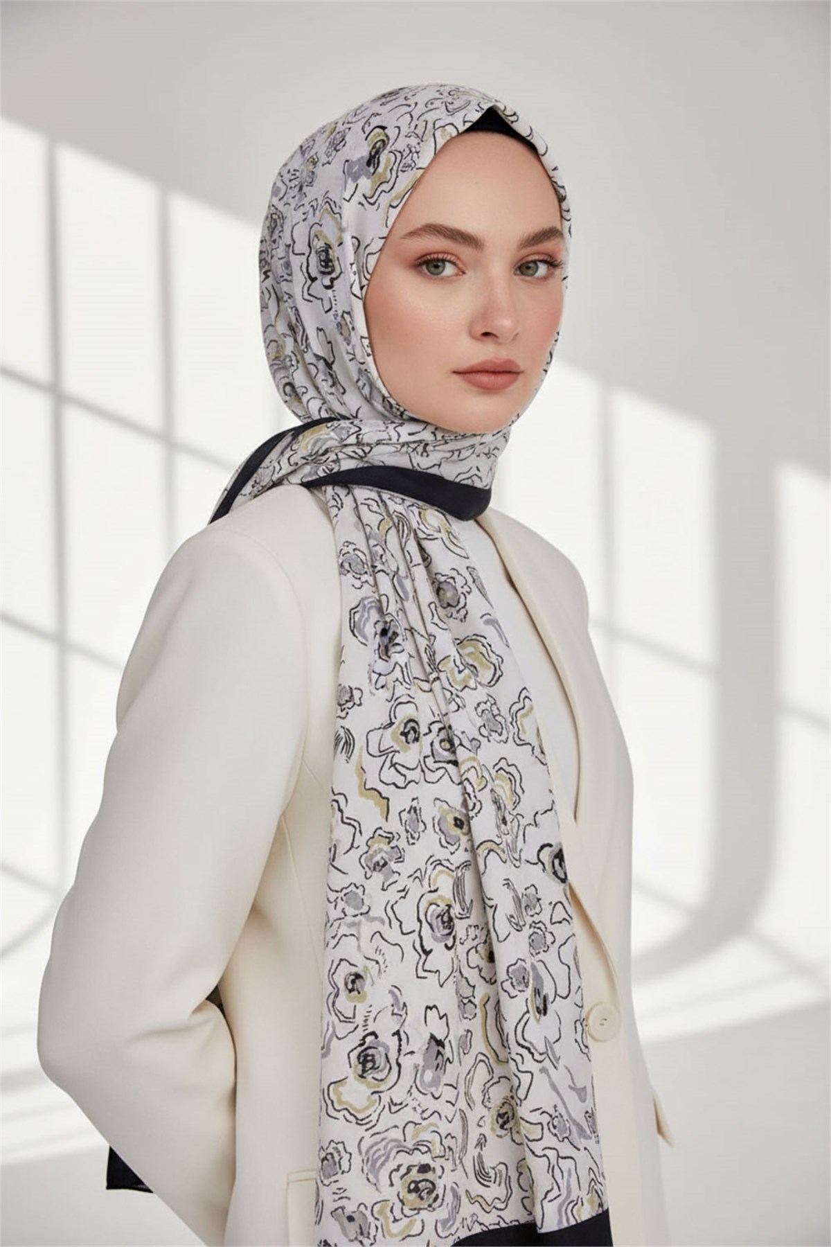KREP ÇİÇEKLİ GRİ - BEJ MAVİ RENKLİ 75X195 KIRIŞMAZ ŞAL