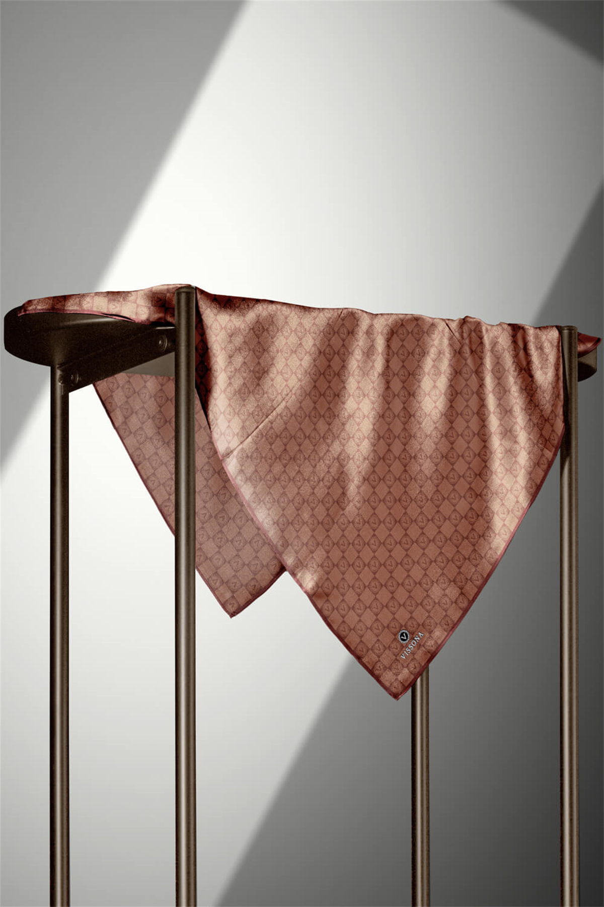 % 57 İPEK % 43 VİSKON Twill İpek Monogram Desenli Taba Renkli 90x90 Eşarp Dikim Şekli : El Dikişi