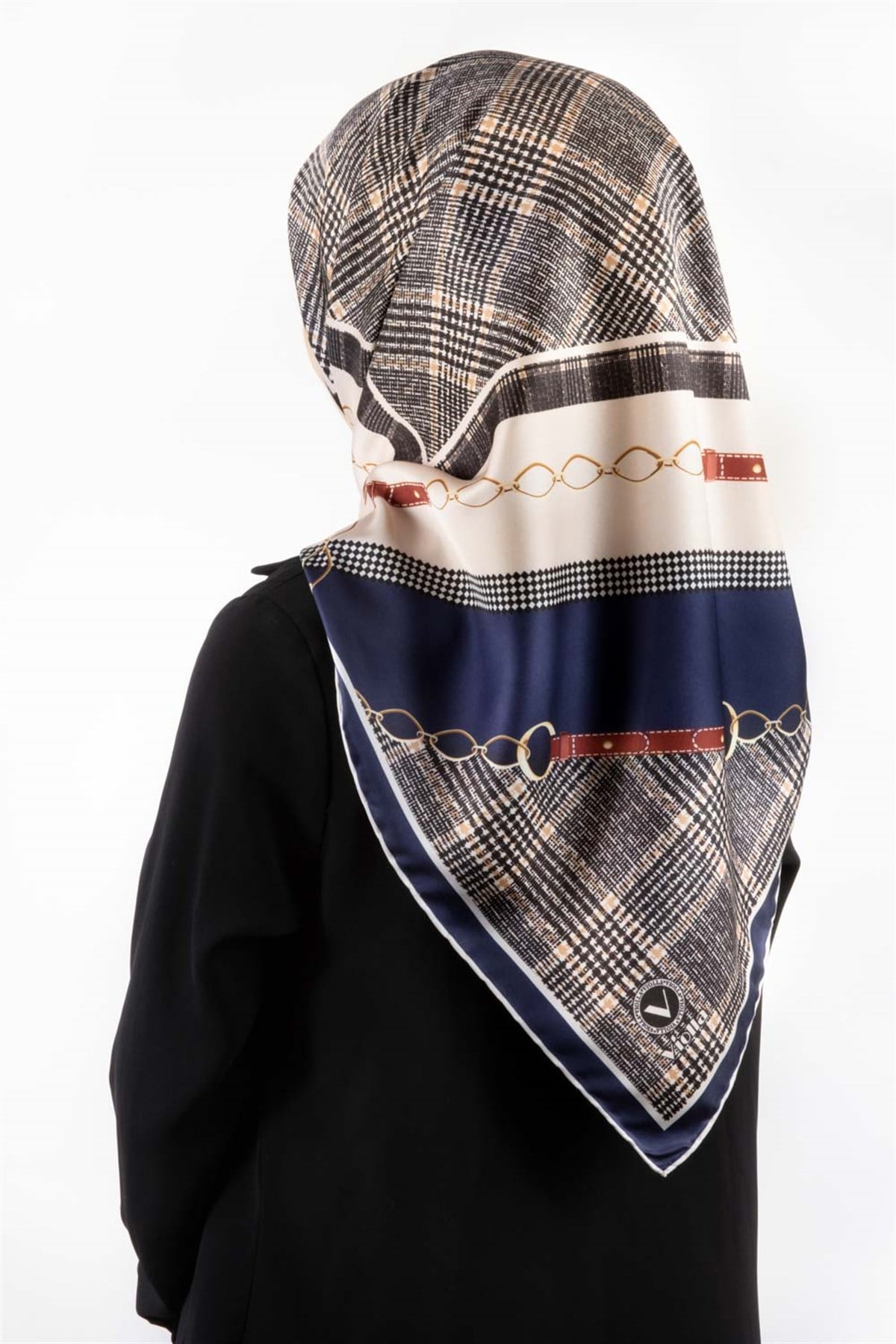 Twill Kemer ve Zincir Detaylı Ekose Desenli Lacivert Renkli 90x90 Eşarp (İpek İçermez) Kenar Dikiş Şekli El Dikişli