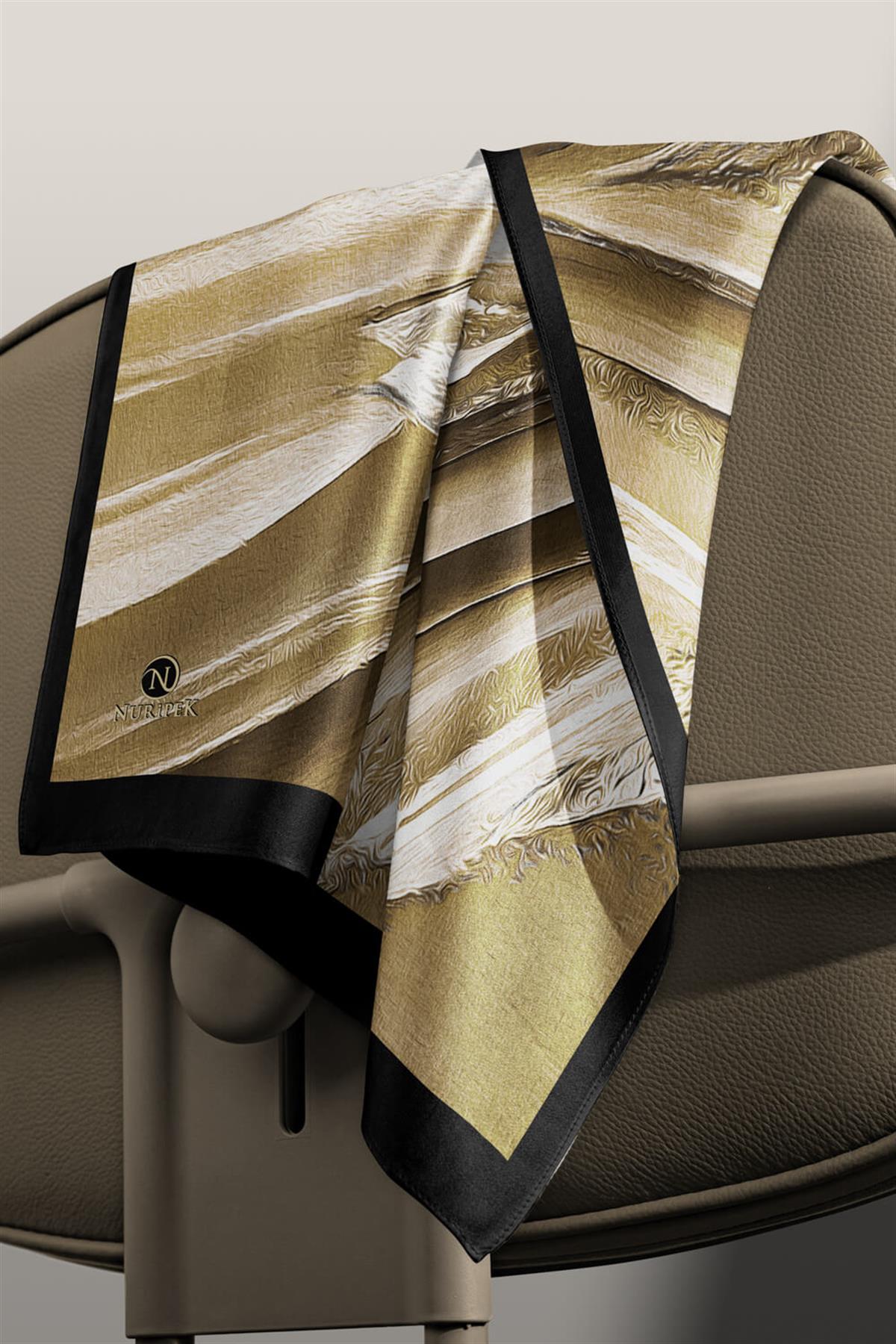 KREP ŞAL EFEKTLİ VE SOYUT DESENLİ SİYAH - GOLD RENKLİ 70X190 KIRIŞMAZ ŞAL İTAYLYAN DİKİŞLİ