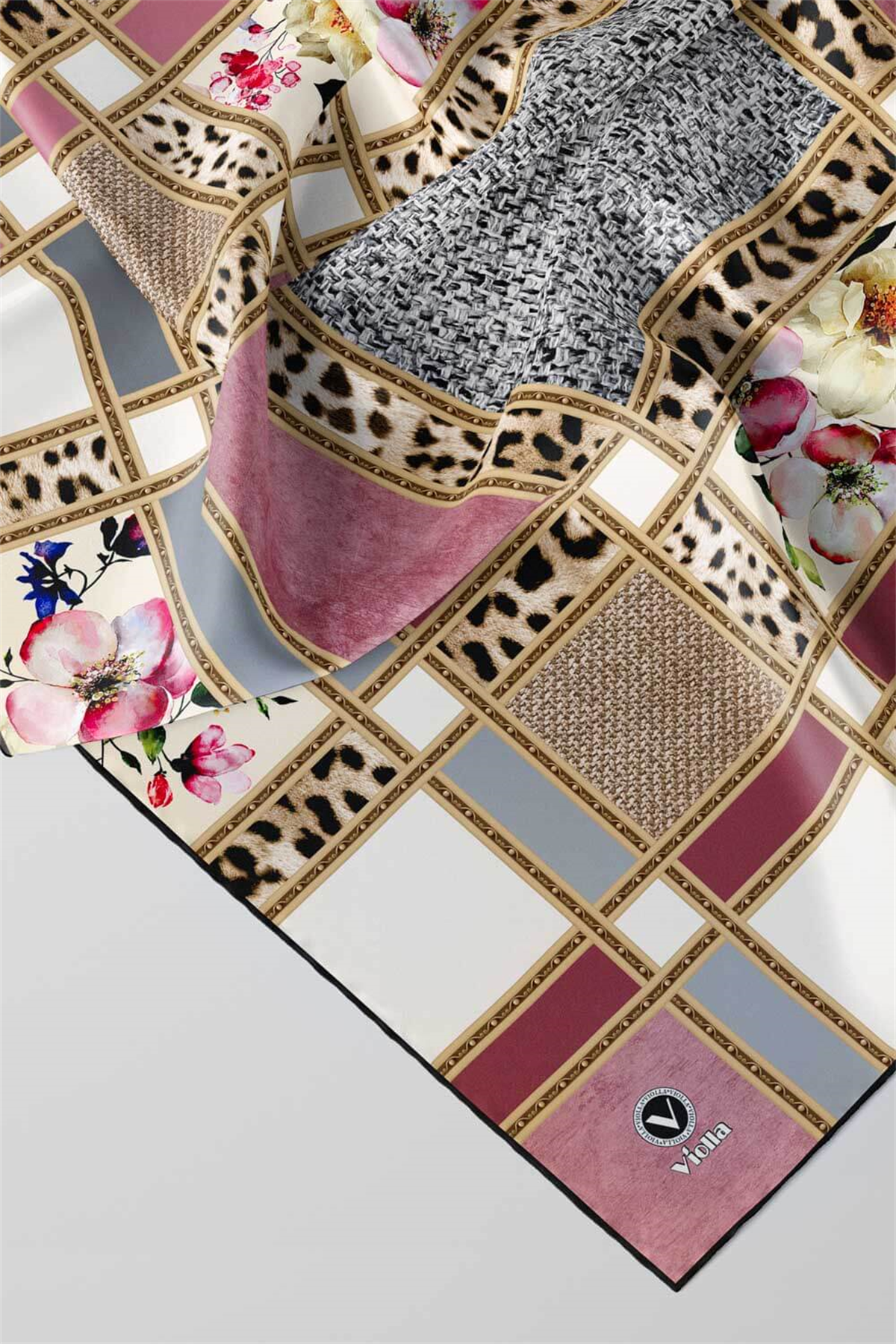 Twill Leopar ve Çiçek Desenli Pudra - Gri Renkli 90x90 Eşarp (İpek İçermez) Dikim Şekli : El Dikişi