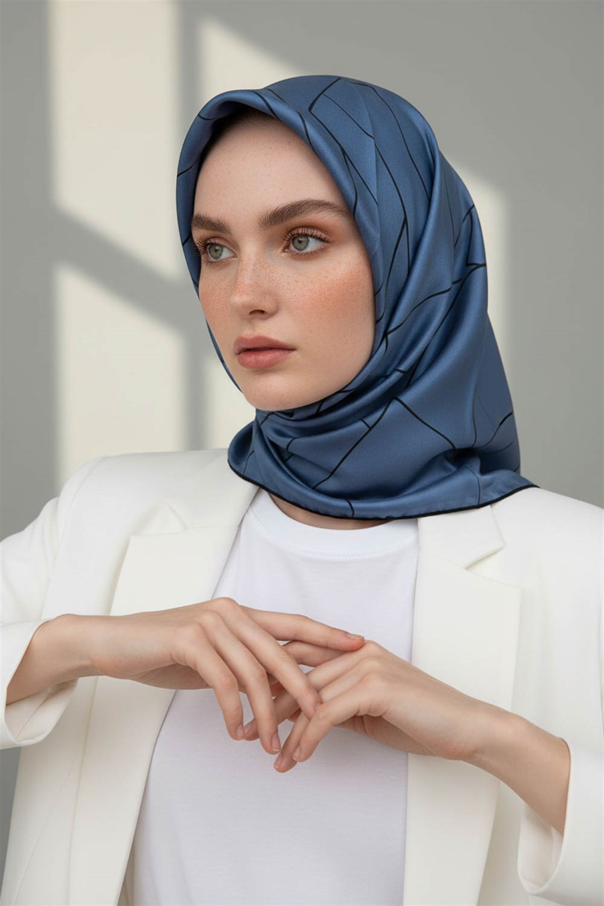 %100 Twill İpek Çizgi Desenli İndigo - Siyah Renkli 90x90 Eşarp Dikim Şekli : El Dikişi