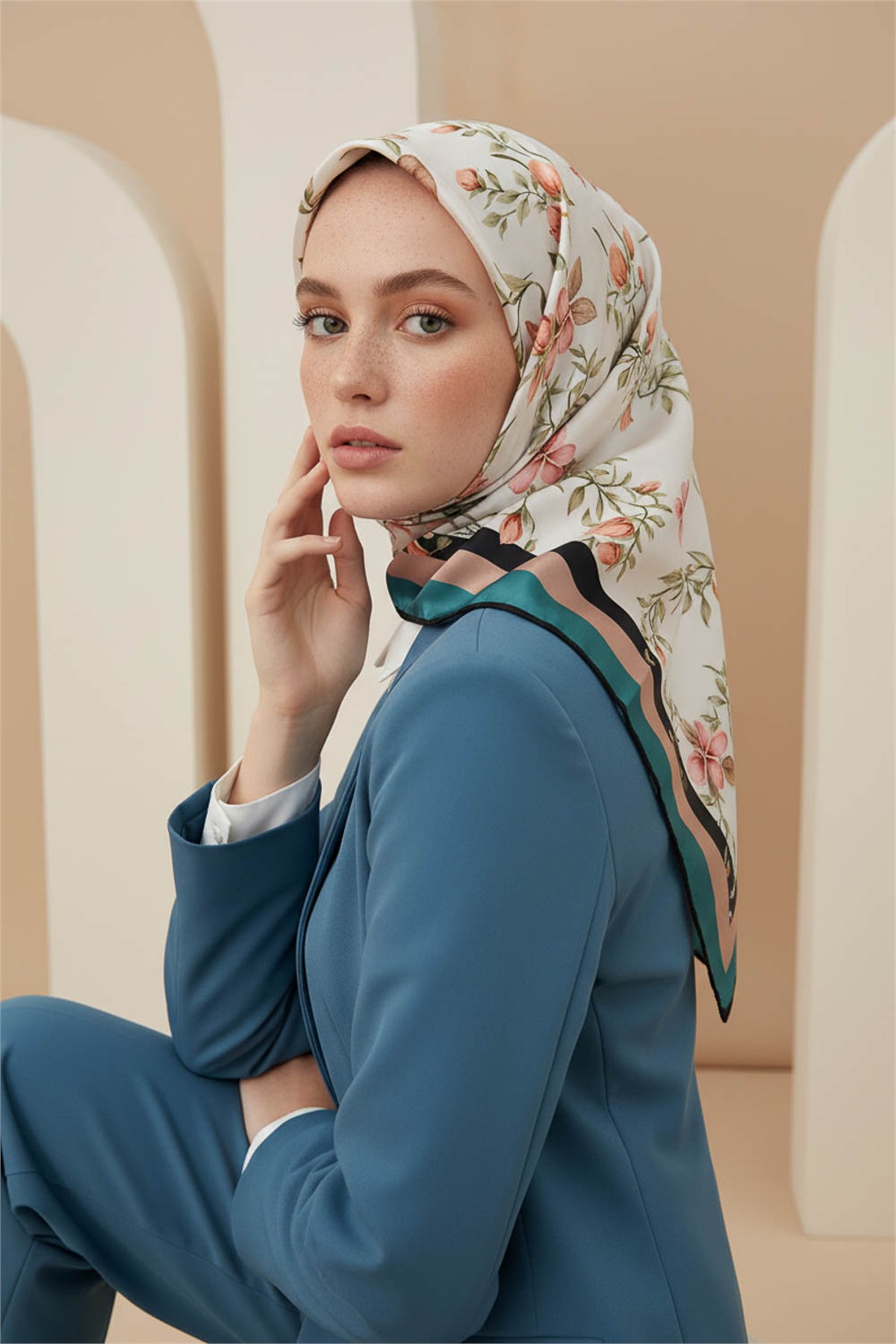 Rayon Çiçek Desenli Petrol Yeşili Renkli 90x90 Eşarp (İpek İçermez) Dikim Şekli : El Dikişi