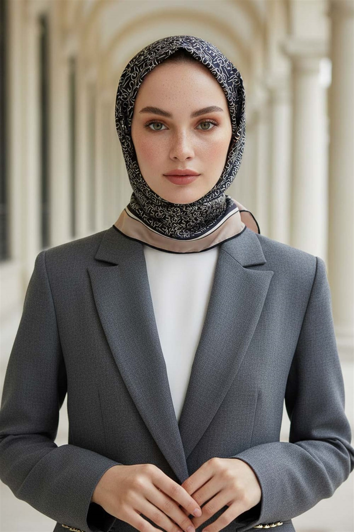 %100 Twill İpek Harf Desenli Siyah - Vizon Renkli 90x90 Eşarp Dikim Şekli : El Dikişi
