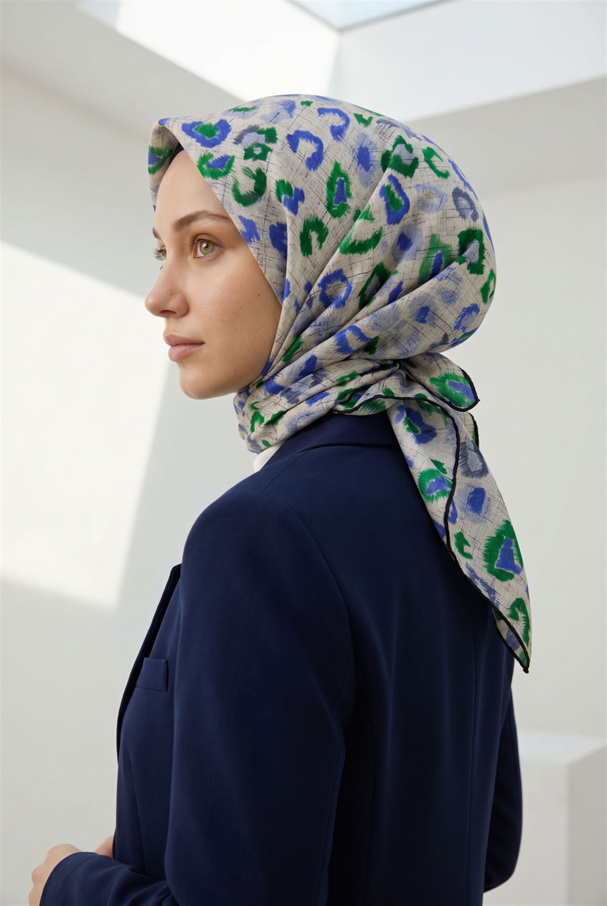 %100 Twill İpek Renkli Leopari Desenli Saks Mavisi - Zümrüt Yeşili Renkli 90x90 Eşarp Kenar Dikiş Şekli El Dikişli