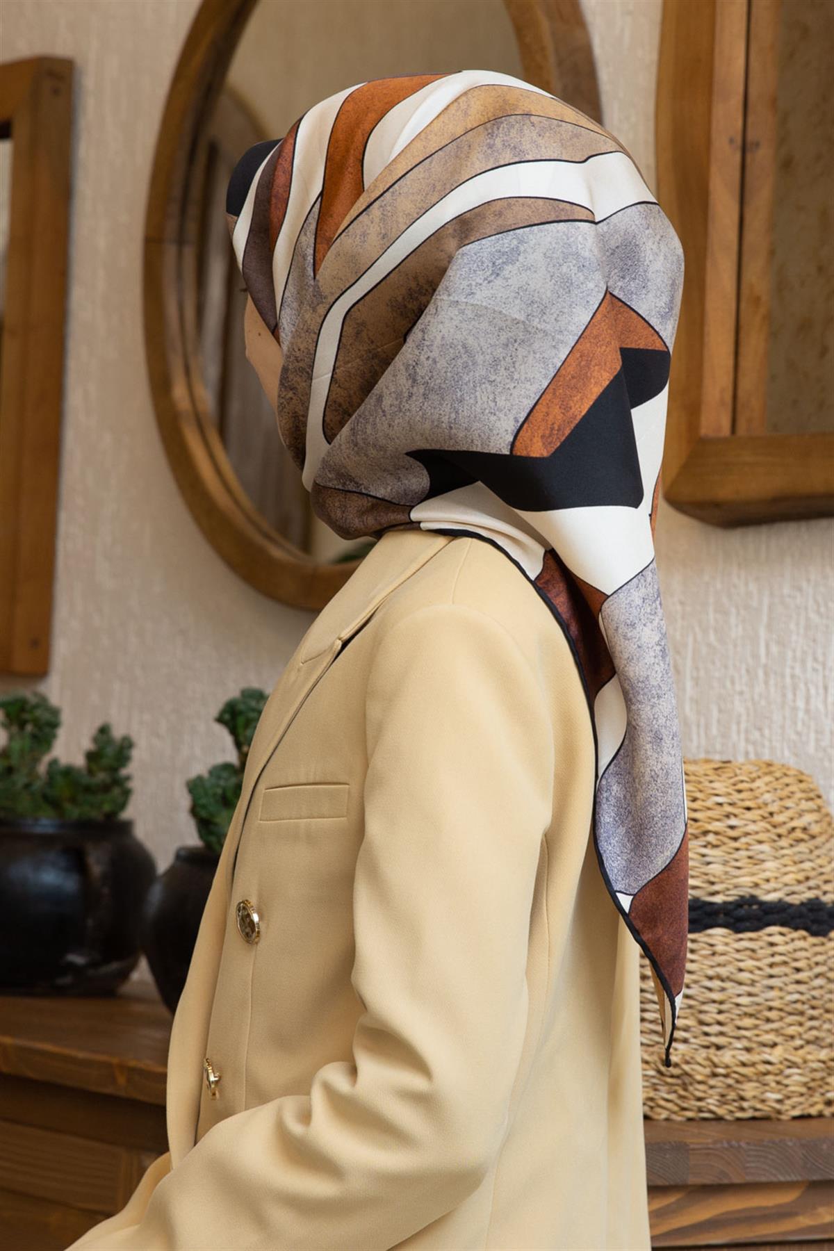 %100 Twill İpek Geometrik Desenli Bej - Taba Renkli 90x90 Eşarp Dikim Şekli : El Dikişi