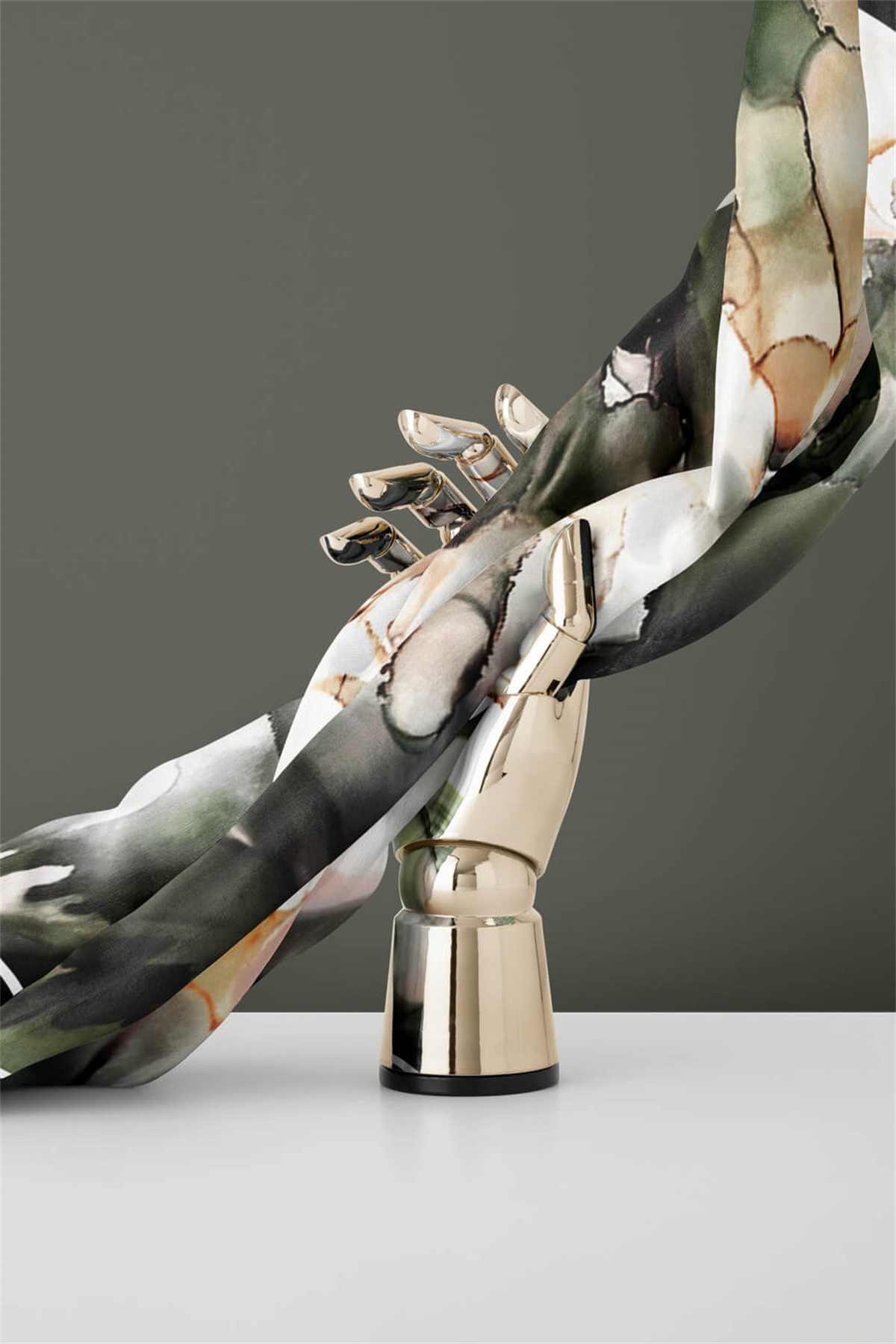 % 57 İPEK % 43 VİSKON Twill İpek Sulu Boyalı Çiçek Desenli Haki - Vizon Renkli 90x90 Eşarp Dikim Şekli : El Dikişi