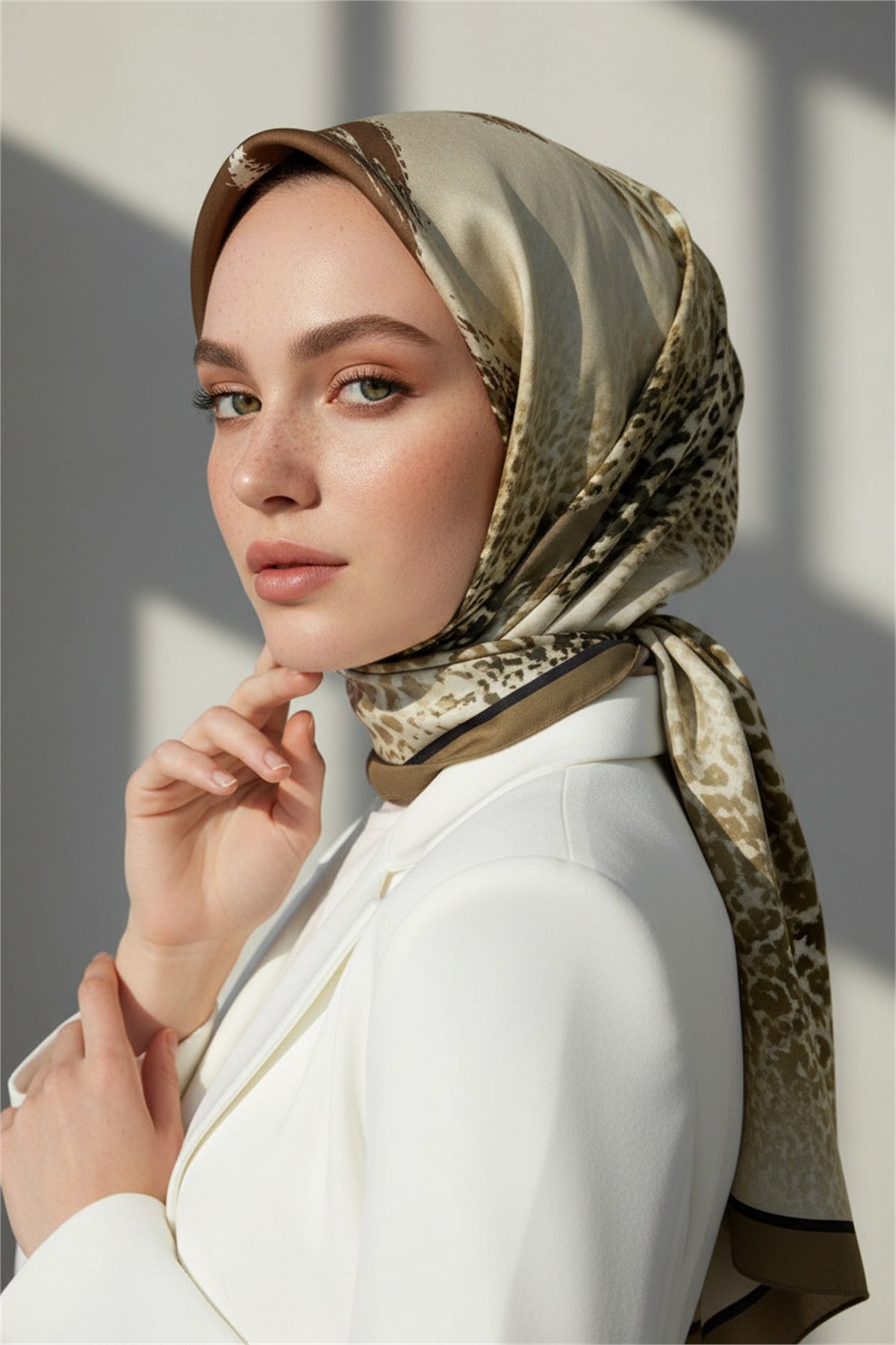 KREP RENKLİ FIRÇA VE LEOPAR DESENLİ VİZON RENKLİ 75X195 KIRIŞMAZ ŞAL