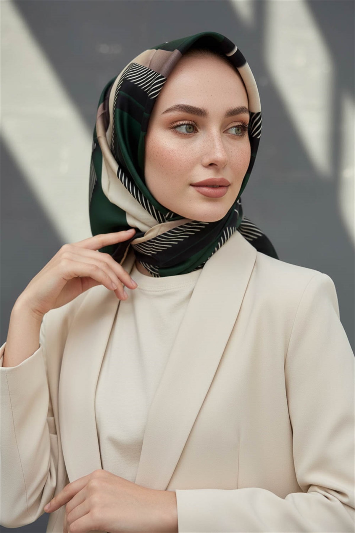 %100 Twill İpek Zebra Desenli Zümrüt Yeşili - Siyah Renkli 90x90 Eşarp Dikim Şekli : El Dikişi