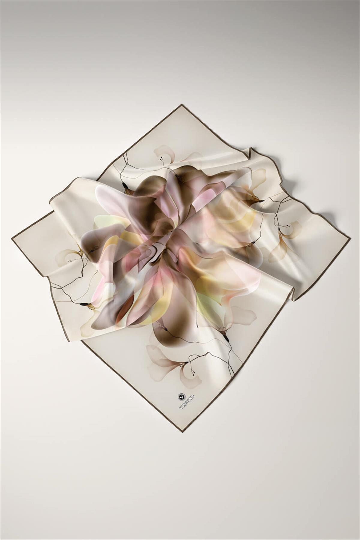 %100 Twill İpek Büyük Çiçek Desenli Kahverengi - Krem Renkli 90x90 Eşarp Dikim Şekli : El Dikişi