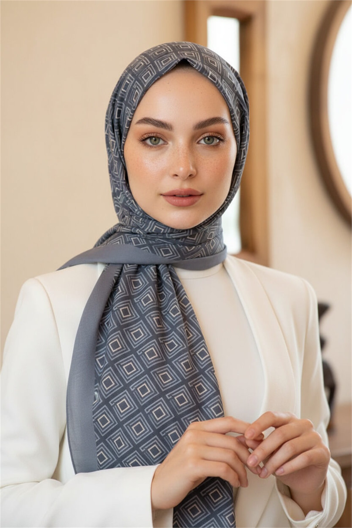 KREP MİNİ MOTİF DESENLİ GRİ RENKLİ 75X195 KIRIŞMAZ ŞAL