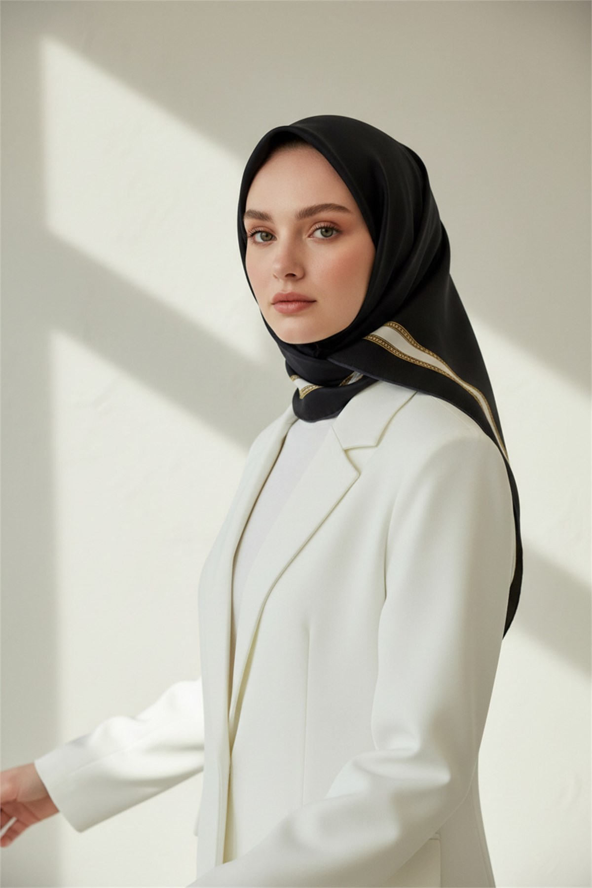 % 57 İPEK % 43 VİSKON Twill İpek Dokulu Şerit Desenli Siyah - Kremi Renkli 90x90 Eşarp Dikim Şekli : El Dikişi