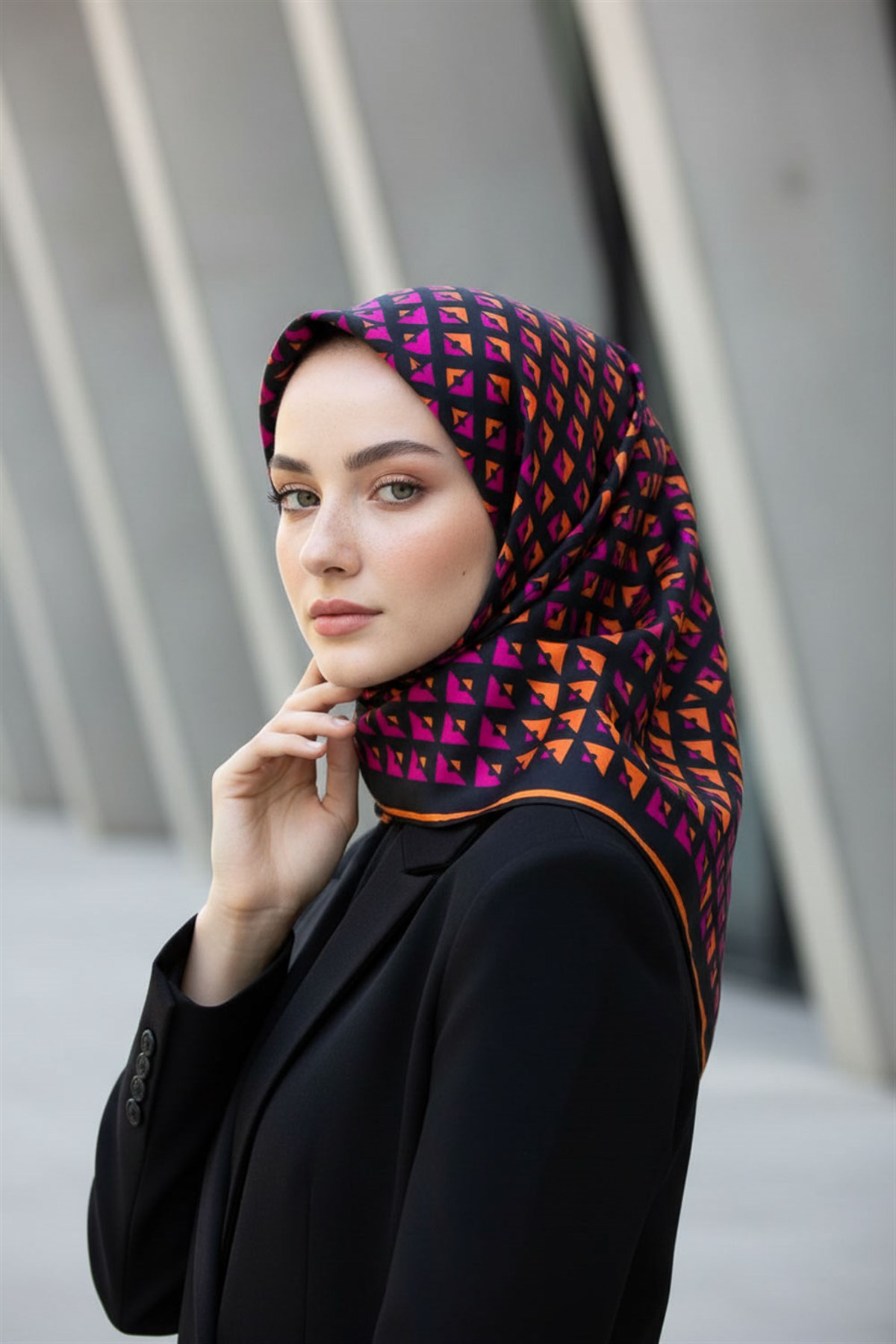 %100 Twill İpek Geometrik Desenli Fuşya - Turuncu Renkli 90x90 Eşarp Dikim Şekli : El Dikişi