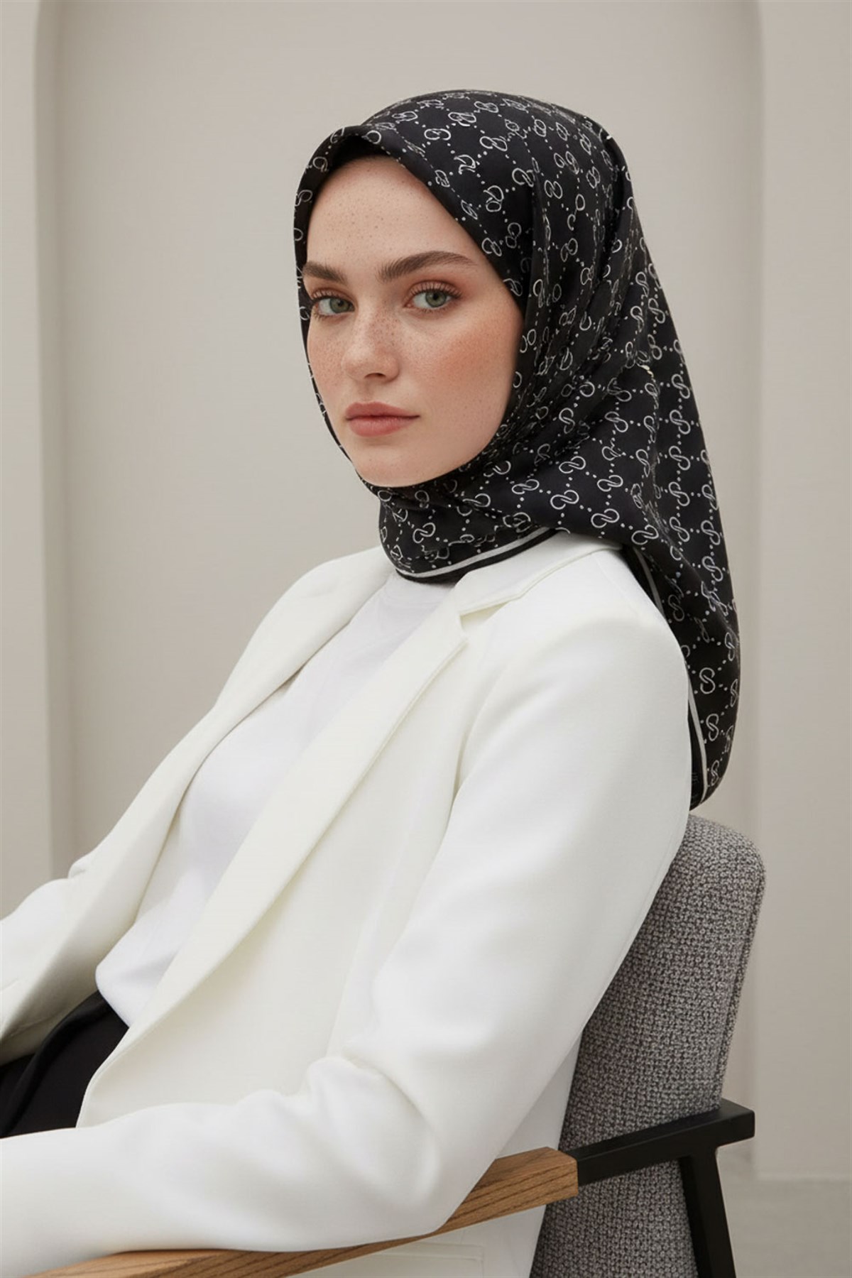 %57 İPEK %43 VİSKON Twill İpek Minimal  Desenli Siyah - Beyaz Renkli 90x90 Eşarp Dikim Şekli : El Dikişi