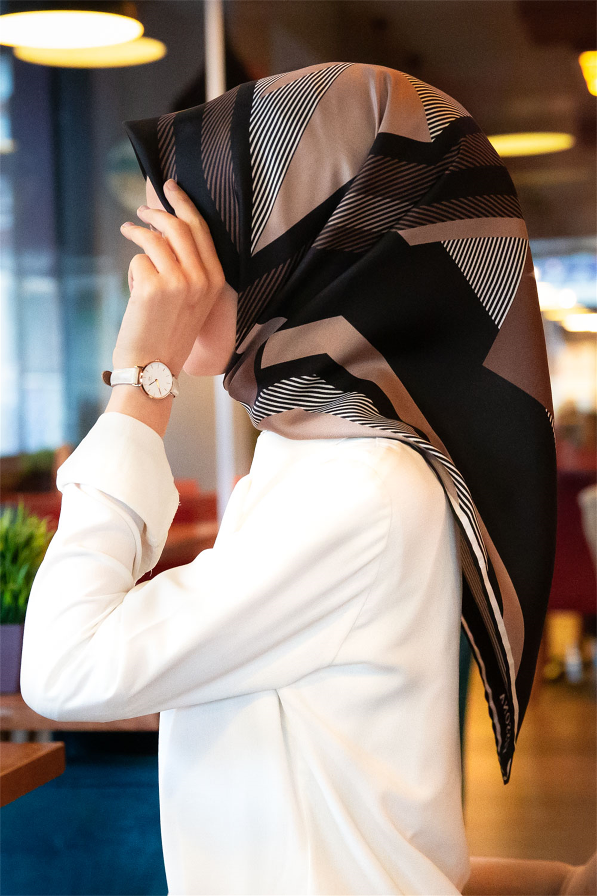 % 57 İPEK % 43 VİSKON Twill İpek Geometrik Desenli Bej - Siyah Renkli 90x90 Eşarp Dikim Şekli : El Dikişi