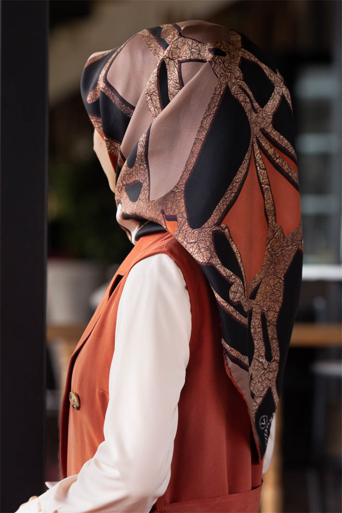 % 57 İPEK % 43 VİSKON Twill İpek Gold Efektli Geometrik Desenli Siyah - Taba Renkli 90x90 Eşarp Dikim Şekli : El Dikişi