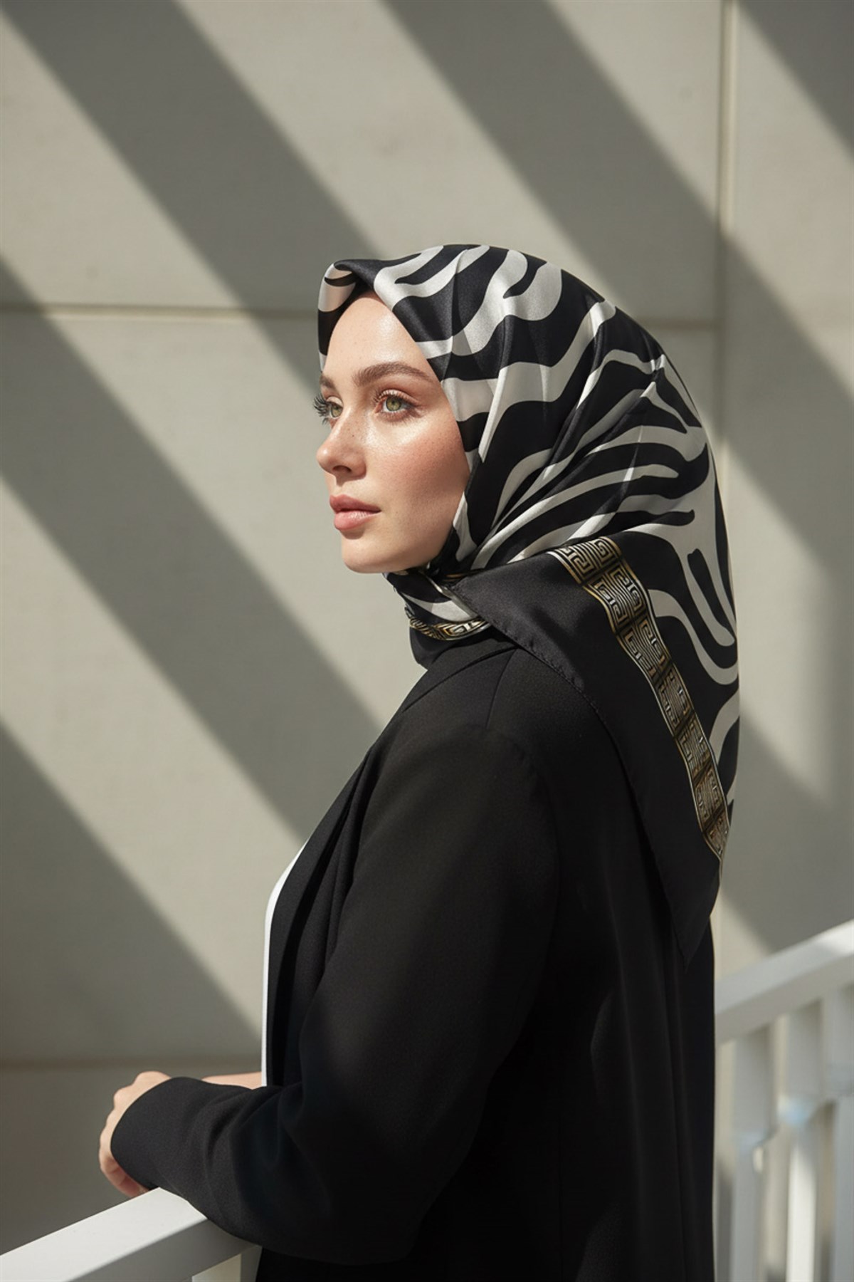% 57 İPEK % 43 VİSKON Twill İpek Zebra Desenli Siyah - Beyaz Renkli 90x90 Eşarp Dikim Şekli : El Dikişi