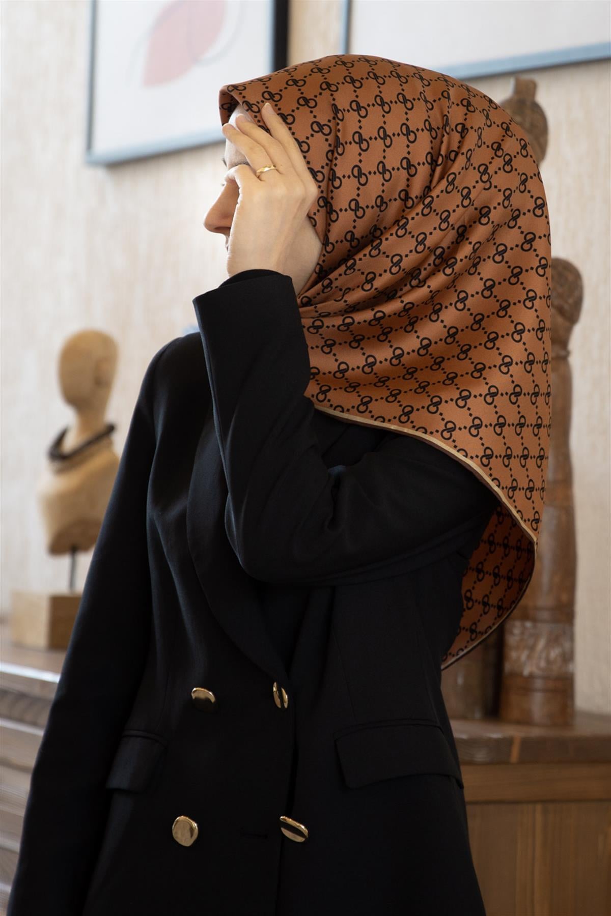 %100 Twill İpek Geometrik Desenli Kahverengi - Taba Renkli 90x90 Eşarp Dikim Şekli : El Dikişi