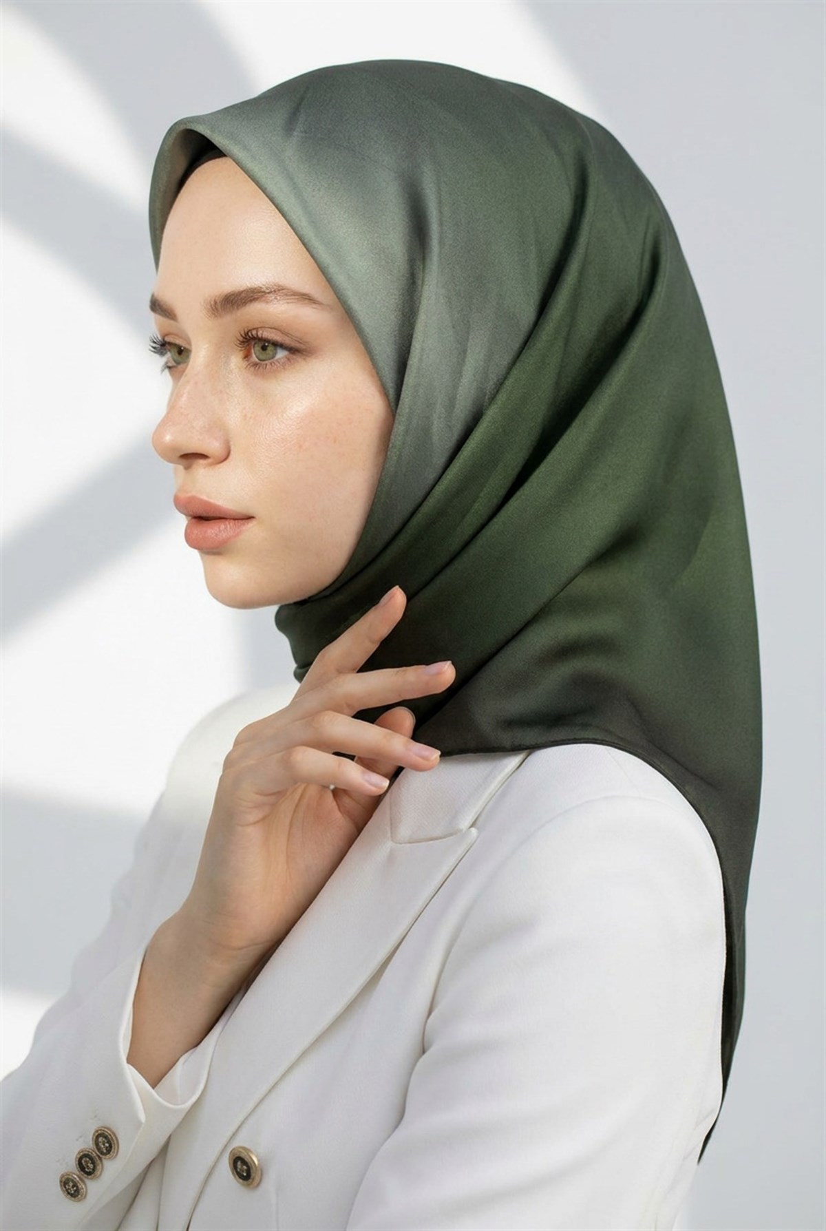 %100 Twill İpek Degrade Desenli Haki Renkli 90x90 Eşarp Dikim Şekli : El Dikişi