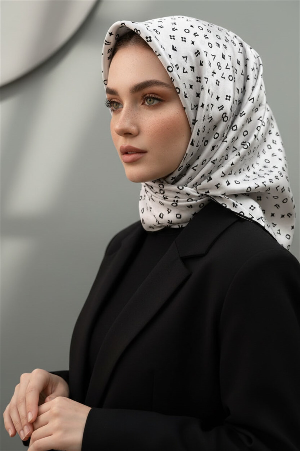 %100 Twill İpek Çıtır Motif Desenli Krem - Siyah Renkli 90x90 Eşarp Dikim Şekli : El Dikişi