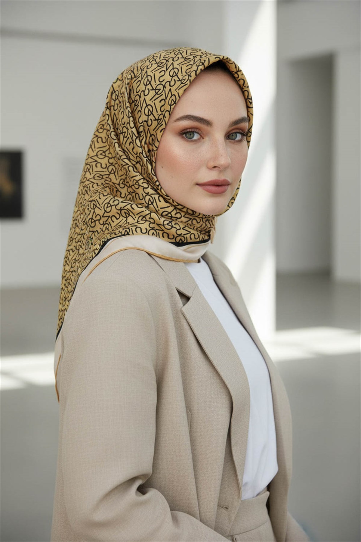 %100 Twill İpek Harf Desenli Gold - Siyah Renkli 90x90 Eşarp Dikim Şekli : El Dikişi