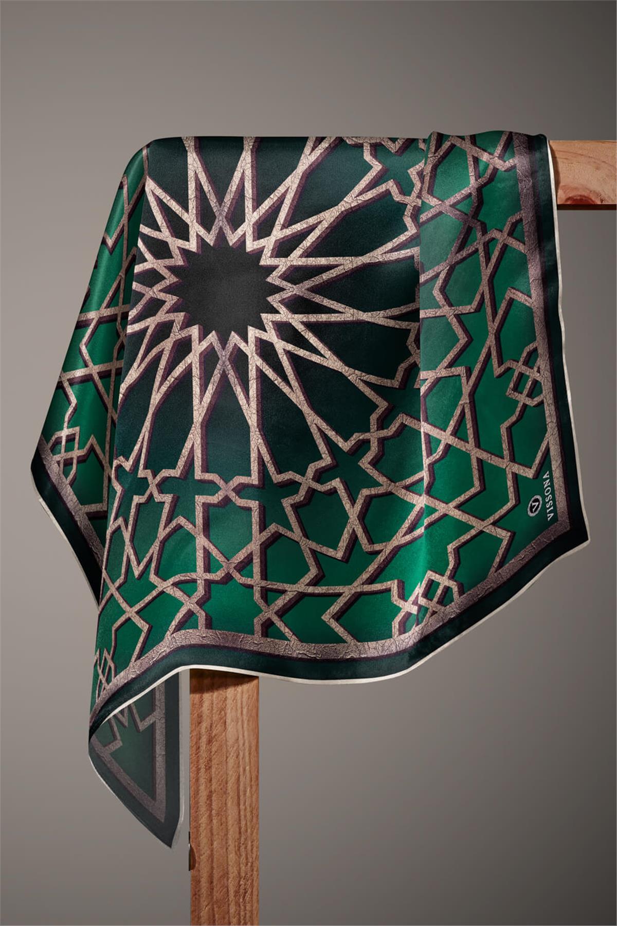 %100 Twill Türk Motifi  Desenli Zümrüt Yeşili Renkli 90x90 Eşarp Dikim Şekli: El Dikişi