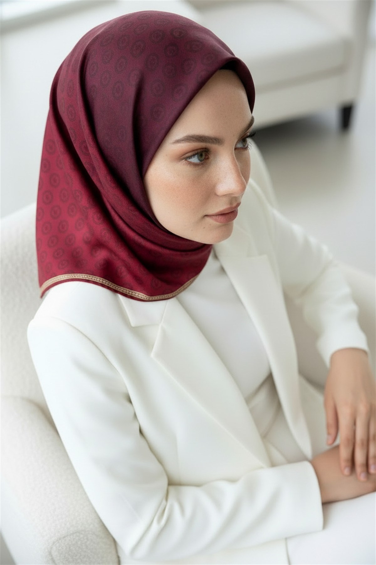 %100 Twill İpek Monogram Desenli Bordo Renkli 90x90 Eşarp Dikim Şekli : El Dikişi