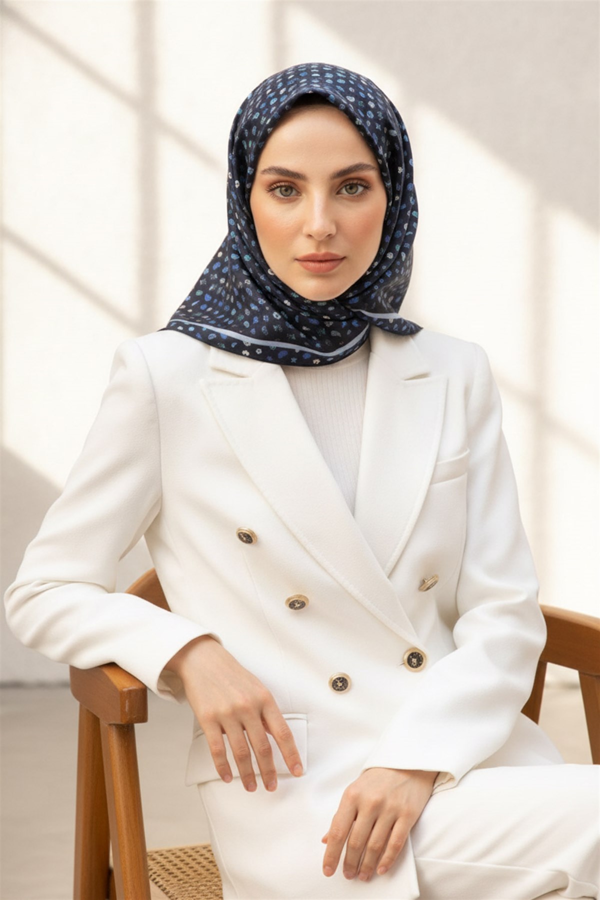 %100 Twill İpek Çıtır Desenli Lacivert Renkli 90x90 Eşarp Dikim Şekli : El Dikişi