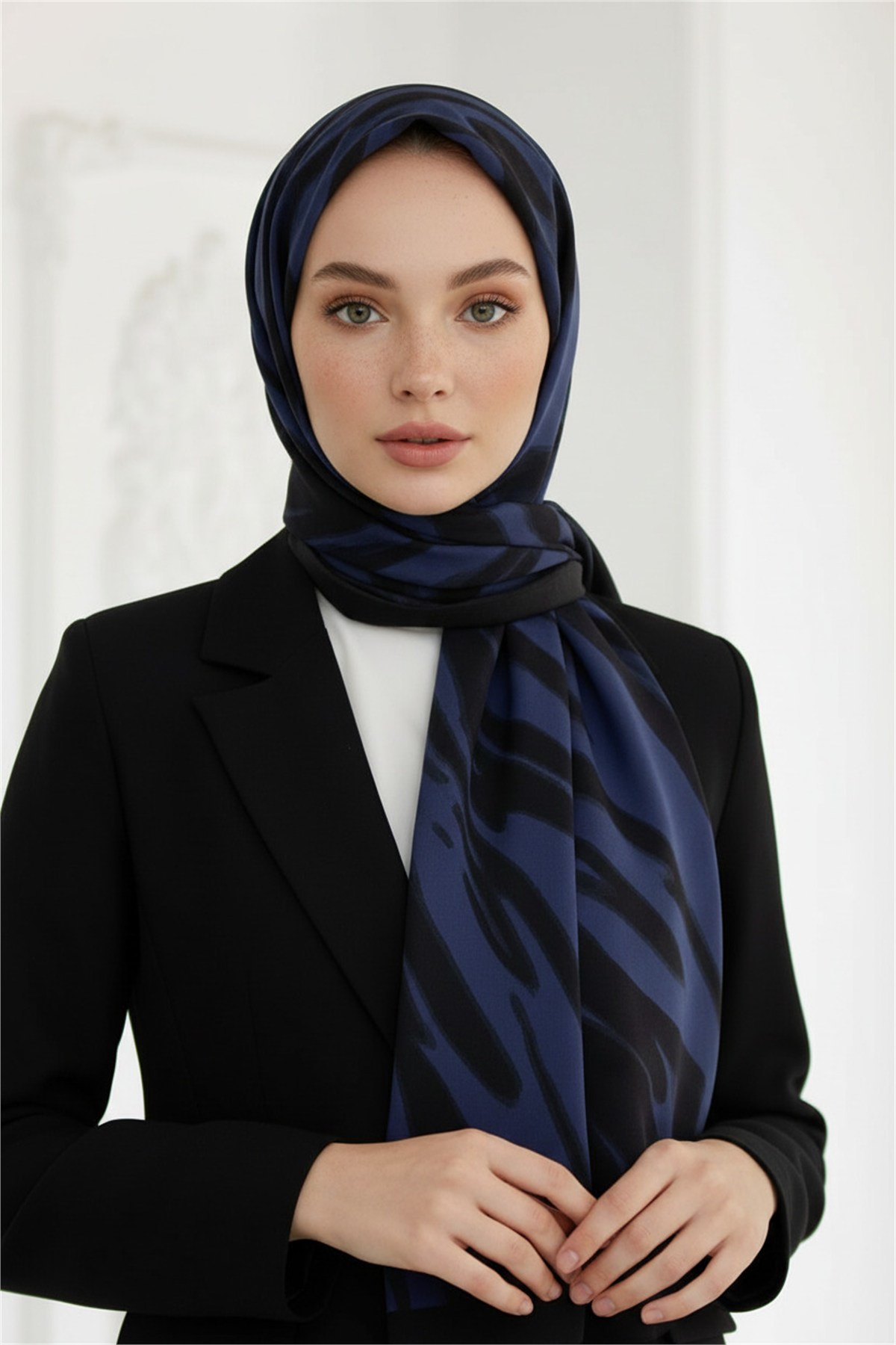 KREP GEOMETRİK DESENLİ İNDİGO RENKLİ 75X195 KIRIŞMAZ ŞAL