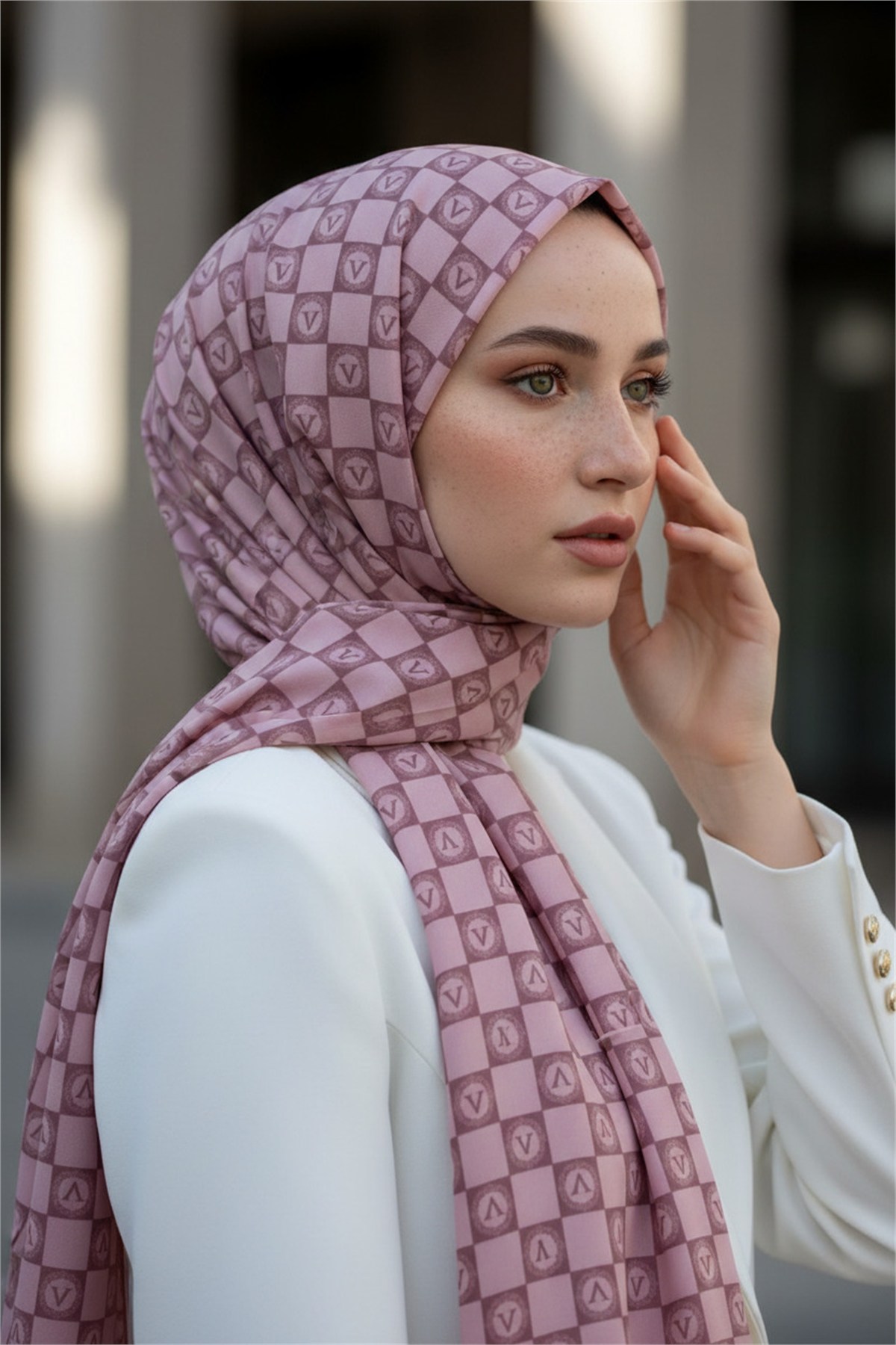 KREP MONOGRAM DESENLİ SÜTLÜKAHVE RENKLİ 75X195 KIRIŞMAZ ŞAL