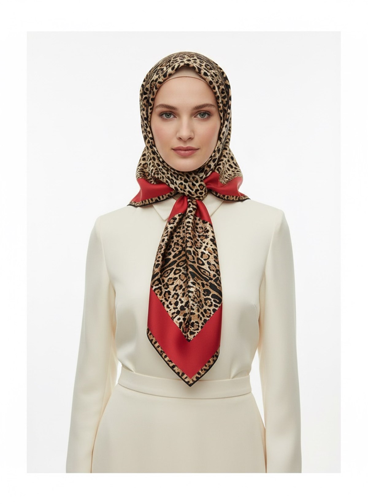 %100 Twill İpek Leopar Desenli Kırmızı Renkli 90x90 Eşarp Dikim Şekli : El Dikişi
