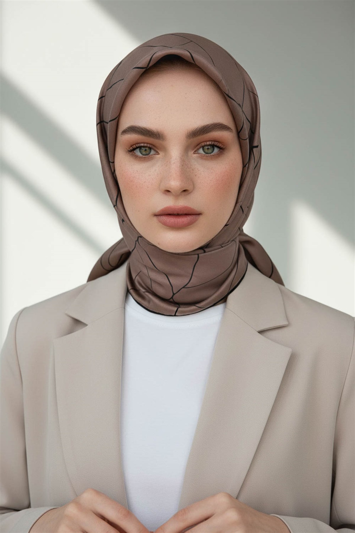 %100 Twill İpek Çizgi Desenli Vizon - Siyah Renkli 90x90 Eşarp Dikim Şekli : El Dikişi